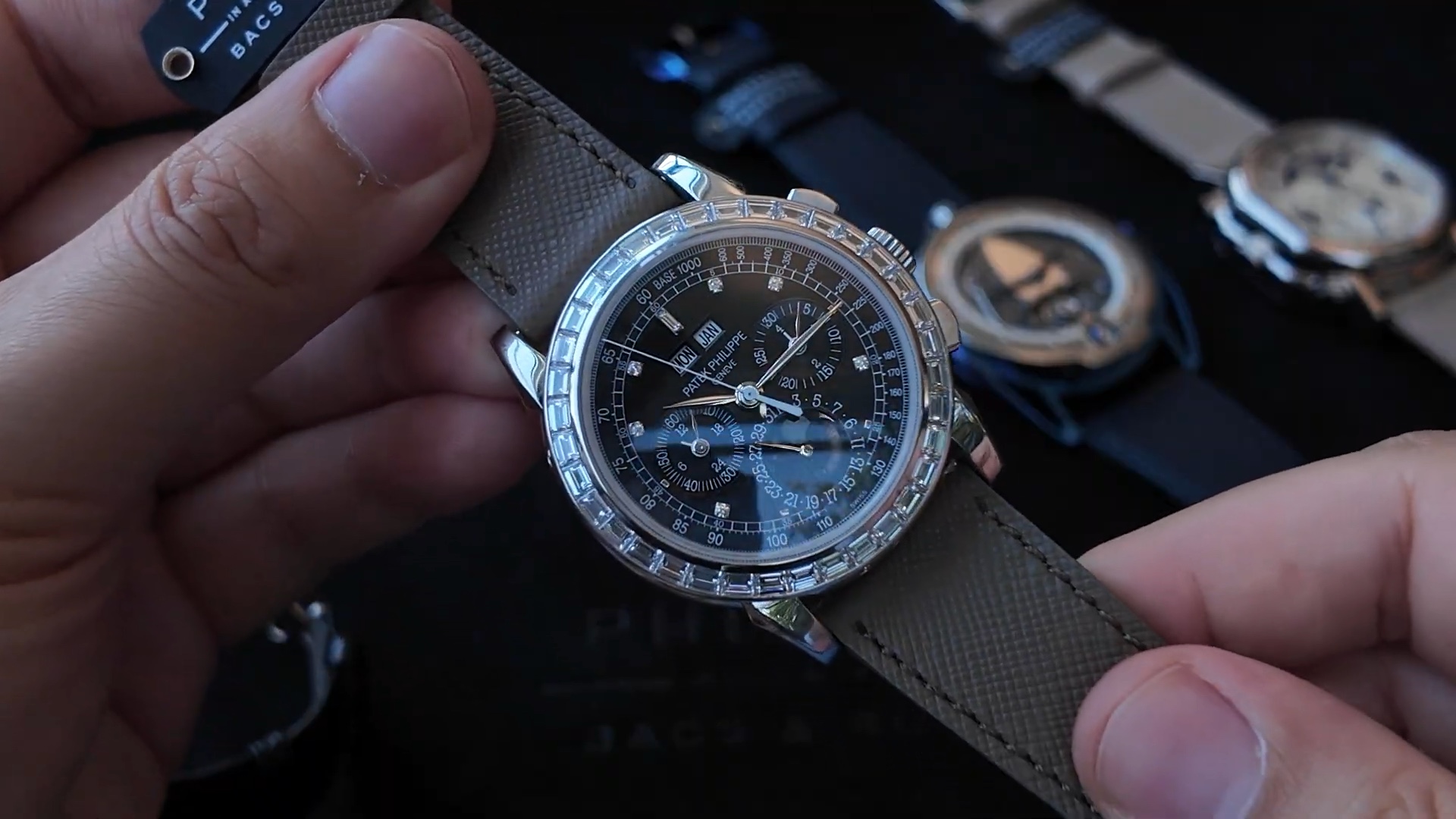 Mặt số đen và vành kim cương baguette của Patek Philippe 5971P