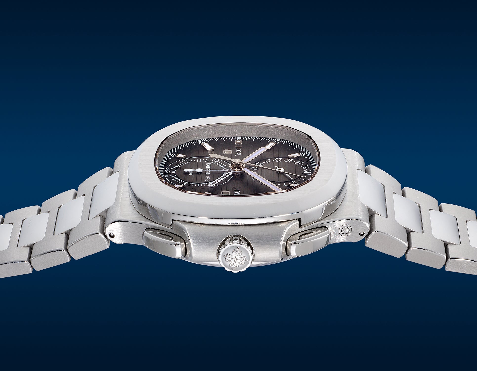 Cạnh vỏ và nút chỉnh Patek Philippe 5990/1A-001