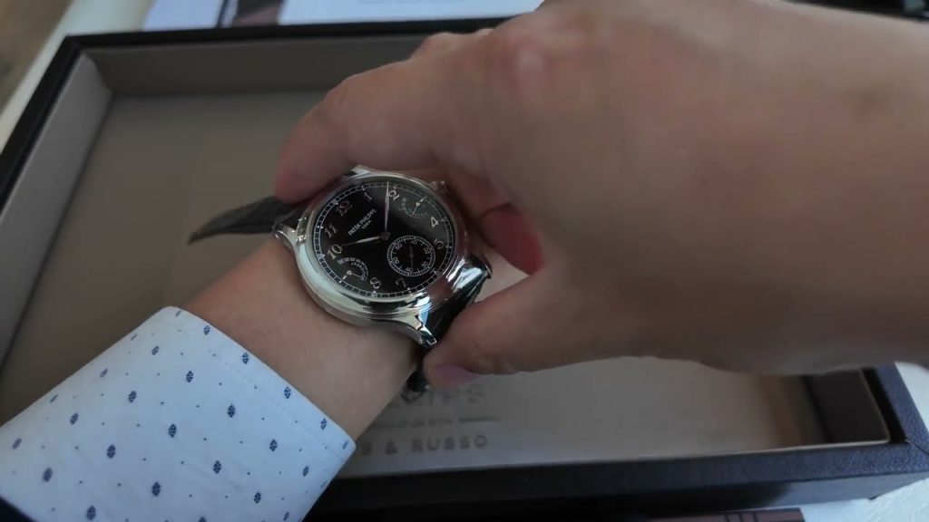 Patek Philippe 6301P khi đặt lên cổ tay