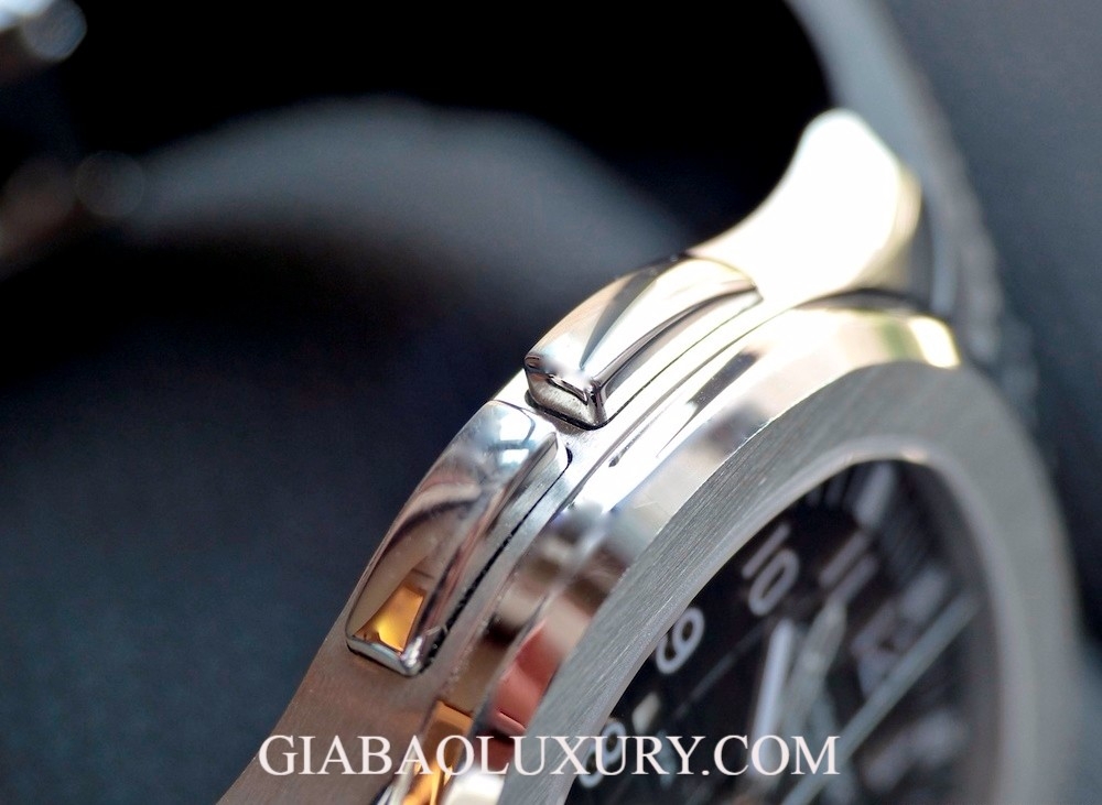 Hai nút chỉnh giờ địa phương trên Patek Philippe 5164A