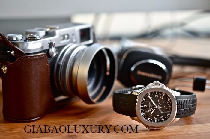 Patek Philippe Aquanaut 5164A đặt cạnh máy ảnh