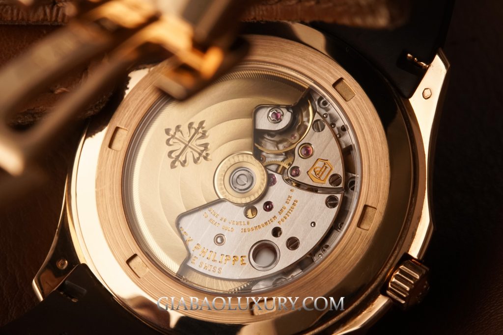 Patek Philippe Aquanaut 5167A, 5167R và 5168G: calibre tự động nhìn qua đáy sapphire Aquanaut 5167R
