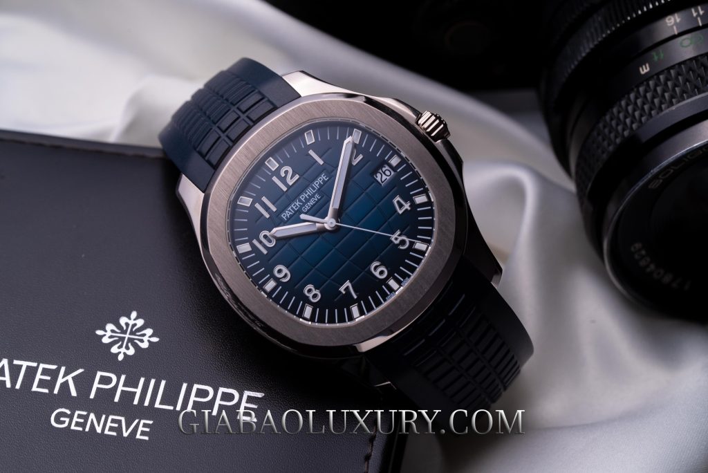 Patek Philippe Aquanaut 5167A, 5167R và 5168G: Patek Philippe Aquanaut 5168G mặt số xanh lam