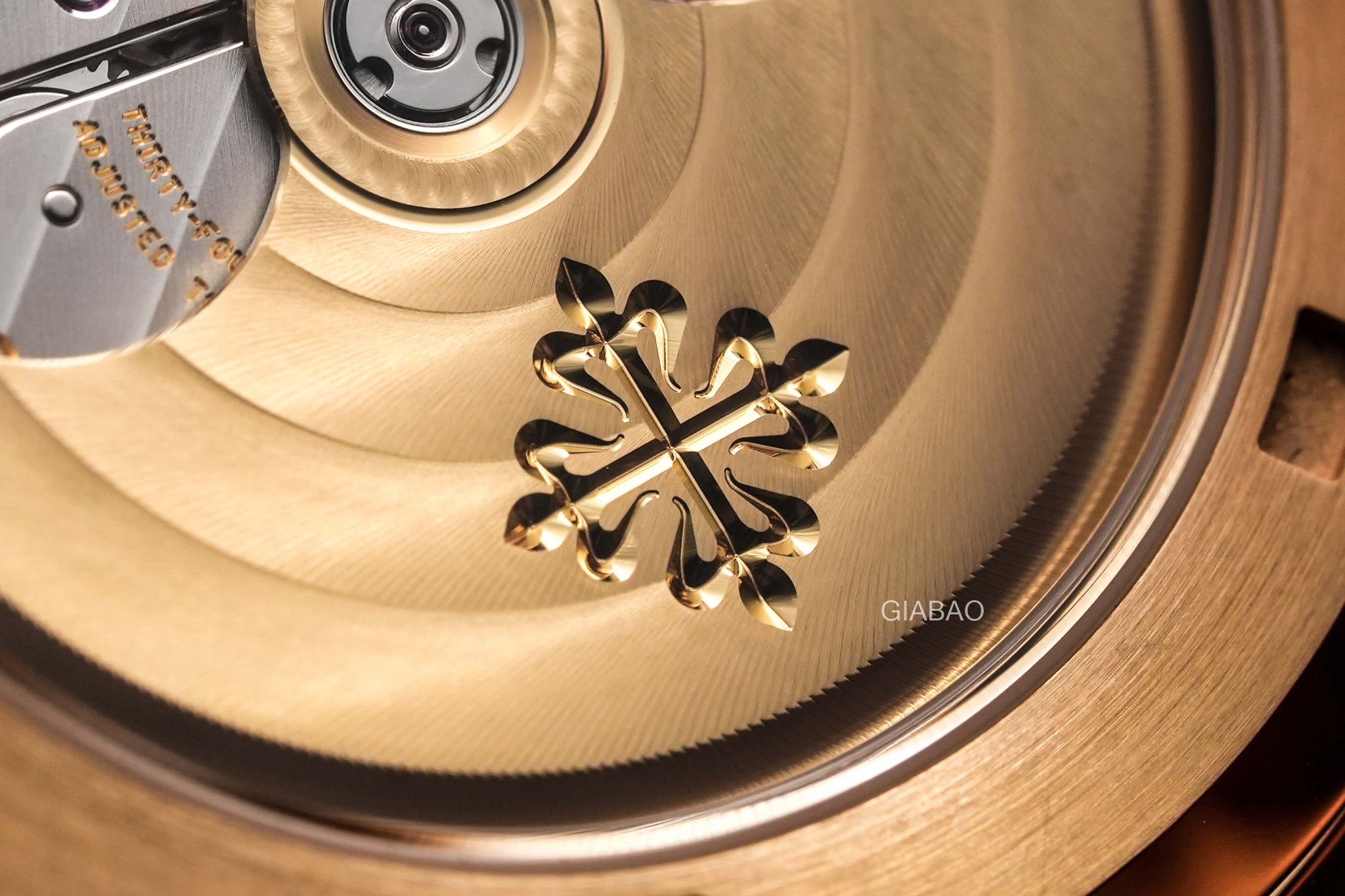 Rotor vàng và thánh giá Calatrava trên calibre 26-330