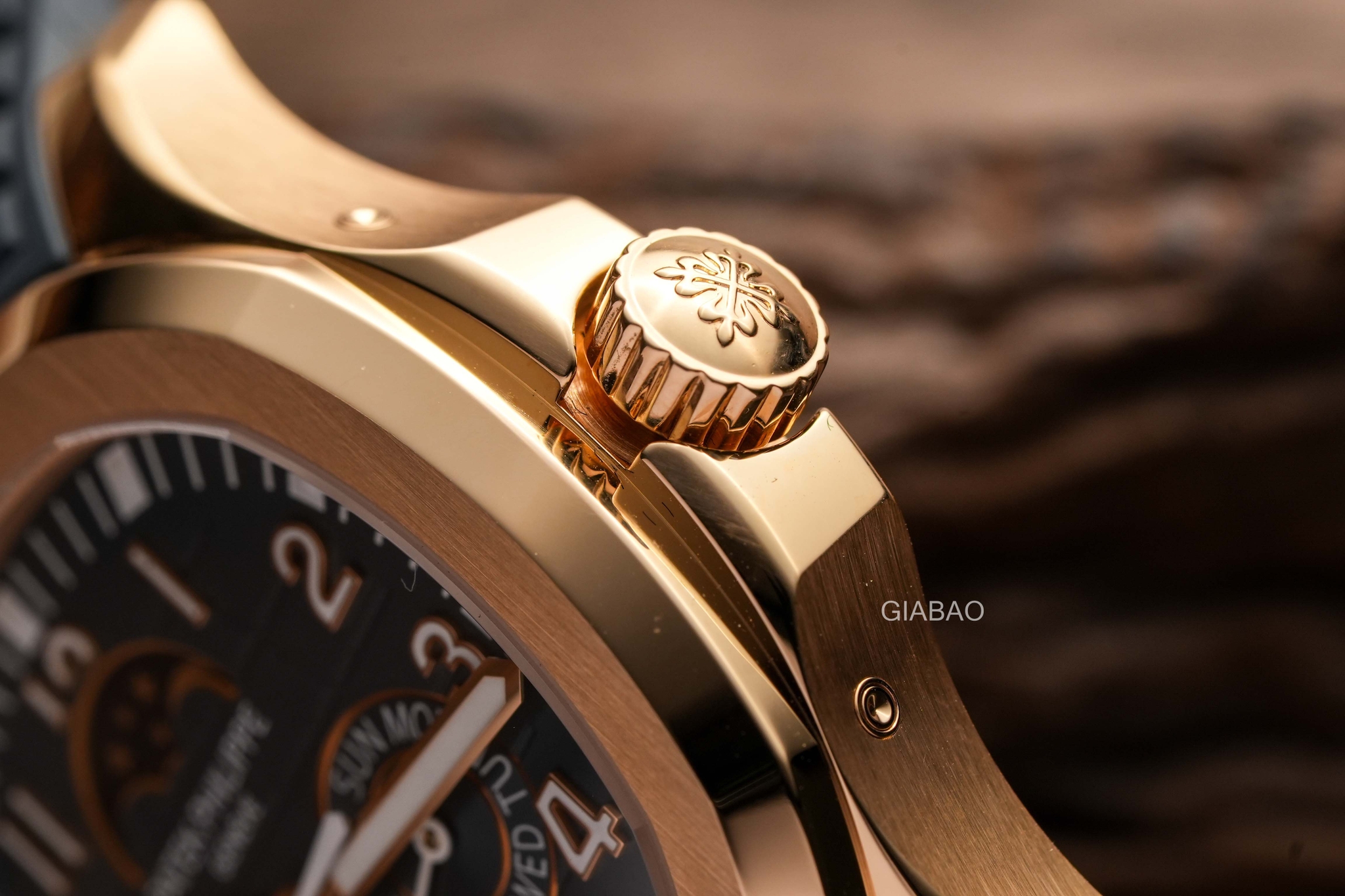 Cạnh vỏ và núm Patek Philippe Aquanaut 5261R