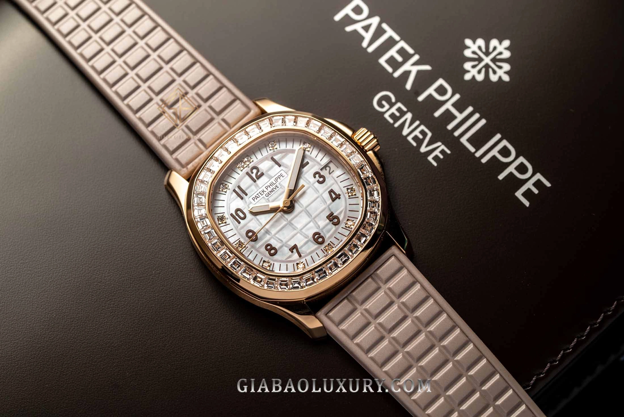 Patek Philippe Aquanaut Luce Haute Joaillerie 5072R-001: Aquanaut Luce 5072R-001 nhìn chính diện trong tư liệu Gia Bảo