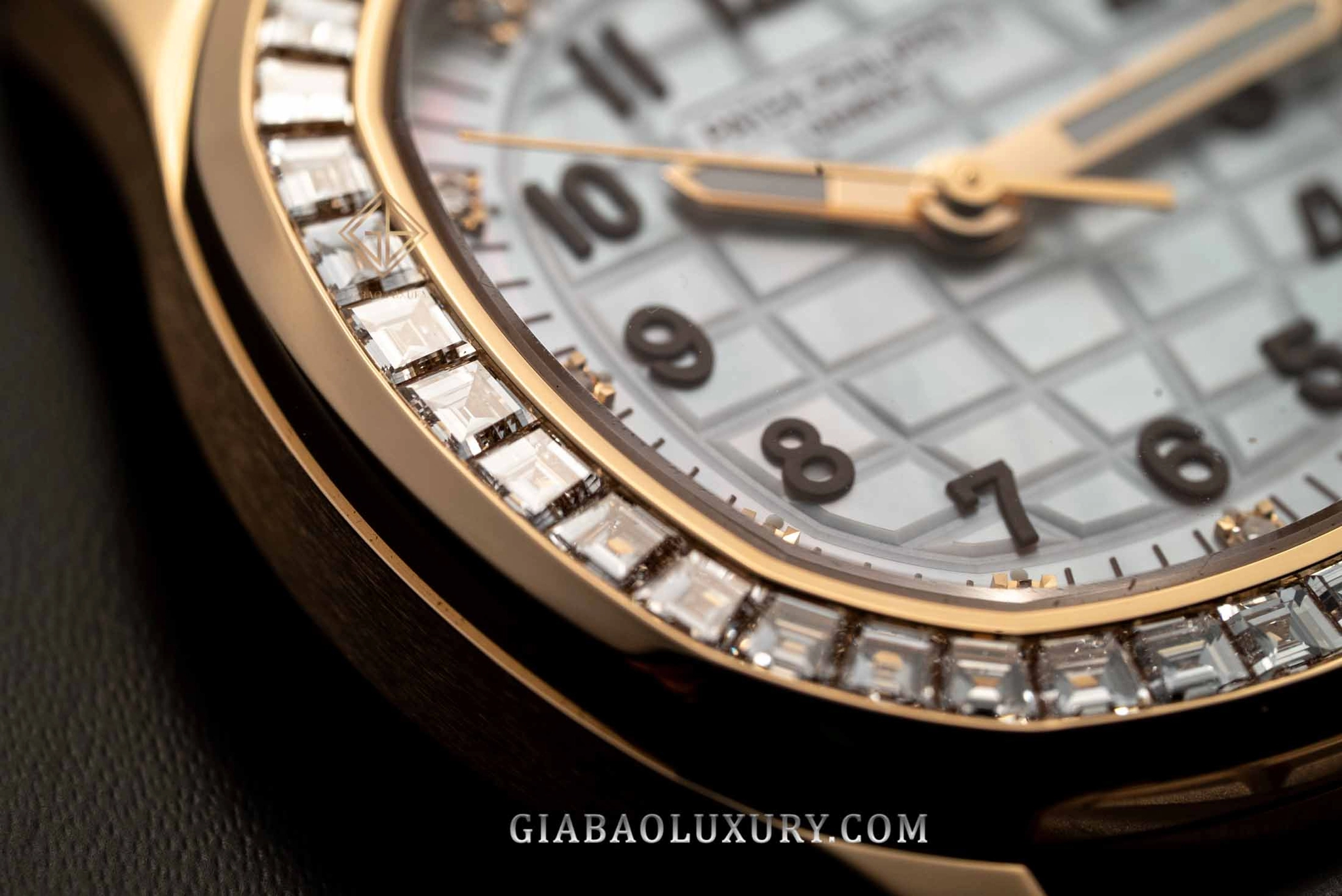 Patek Philippe Aquanaut Luce Haute Joaillerie 5072R-001: Bezel nạm kim cương baguette trên vỏ vàng hồng
