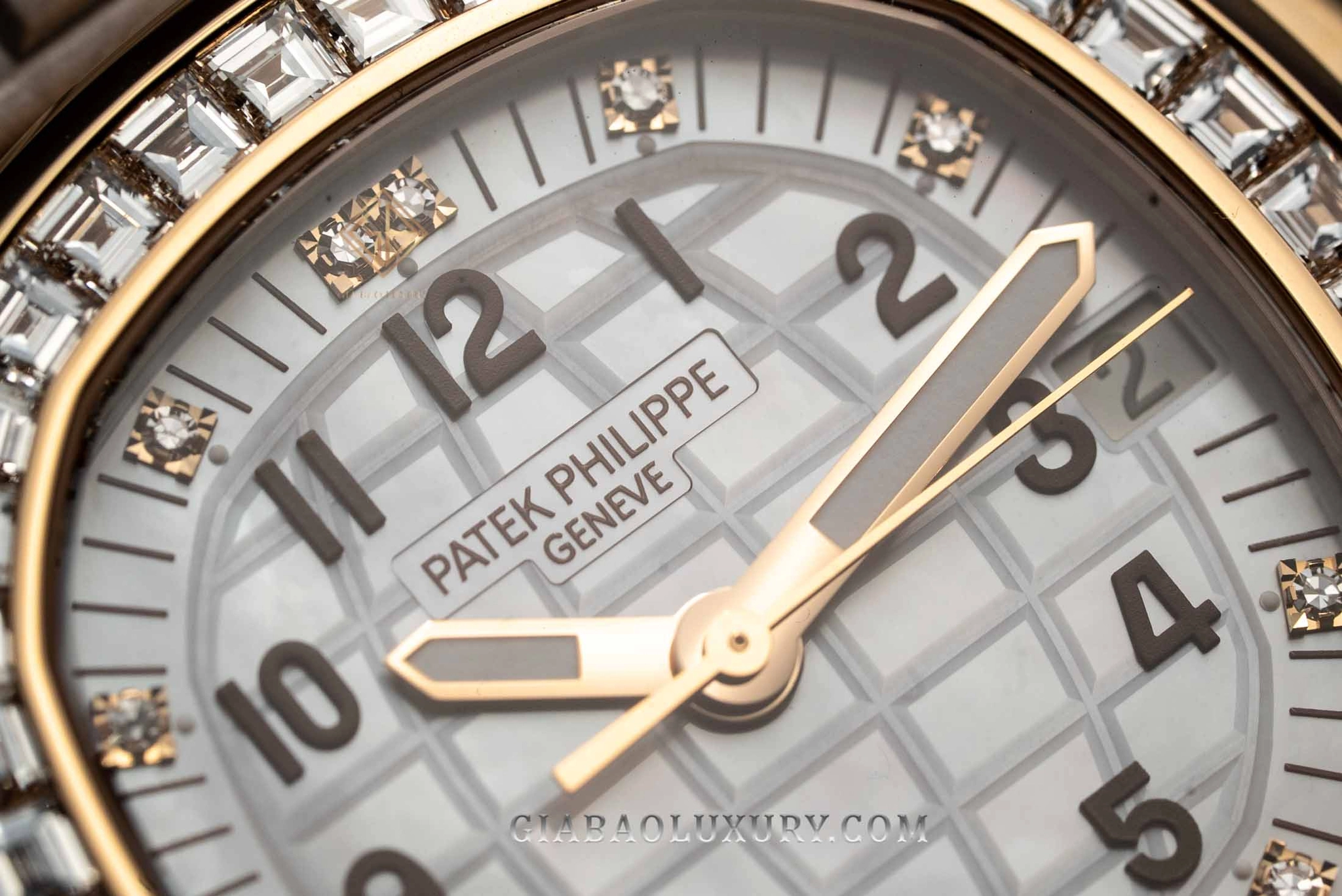 Patek Philippe Aquanaut Luce Haute Joaillerie 5072R-001: Dây composite beige và tỷ lệ vỏ Aquanaut Luce