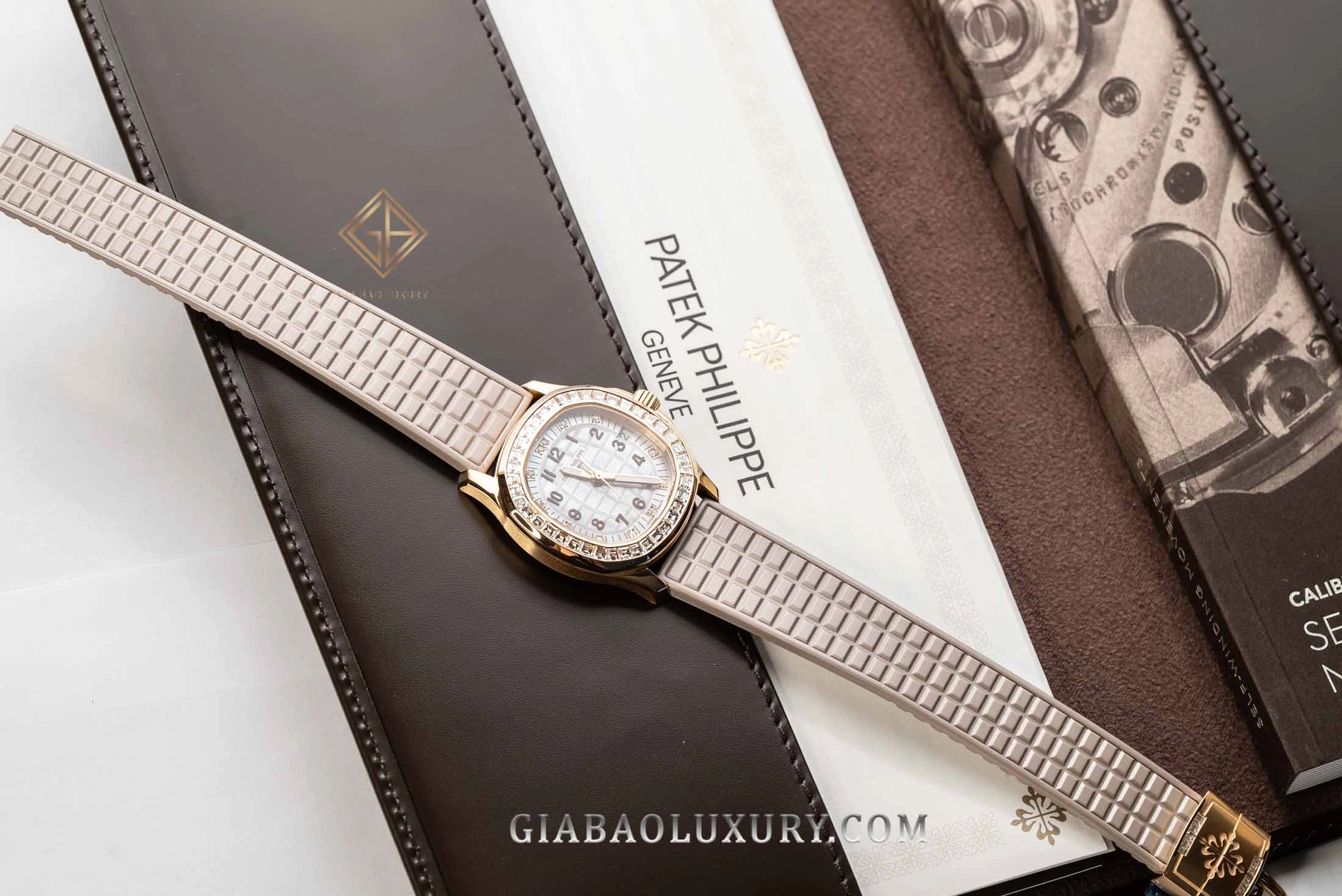 Patek Philippe Aquanaut Luce Haute Joaillerie 5072R-001: Khóa gập vàng hồng nạm đá của Aquanaut Luce