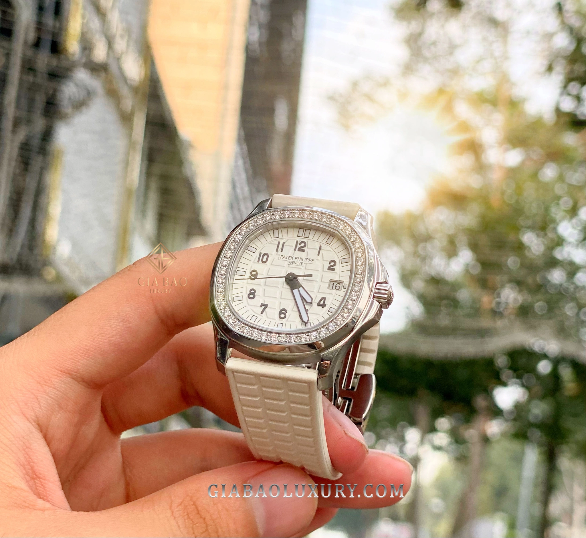 Patek Philippe Aquanaut Luce 5067A: Aquanaut Luce 5067A màu trắng nhìn toàn cảnh