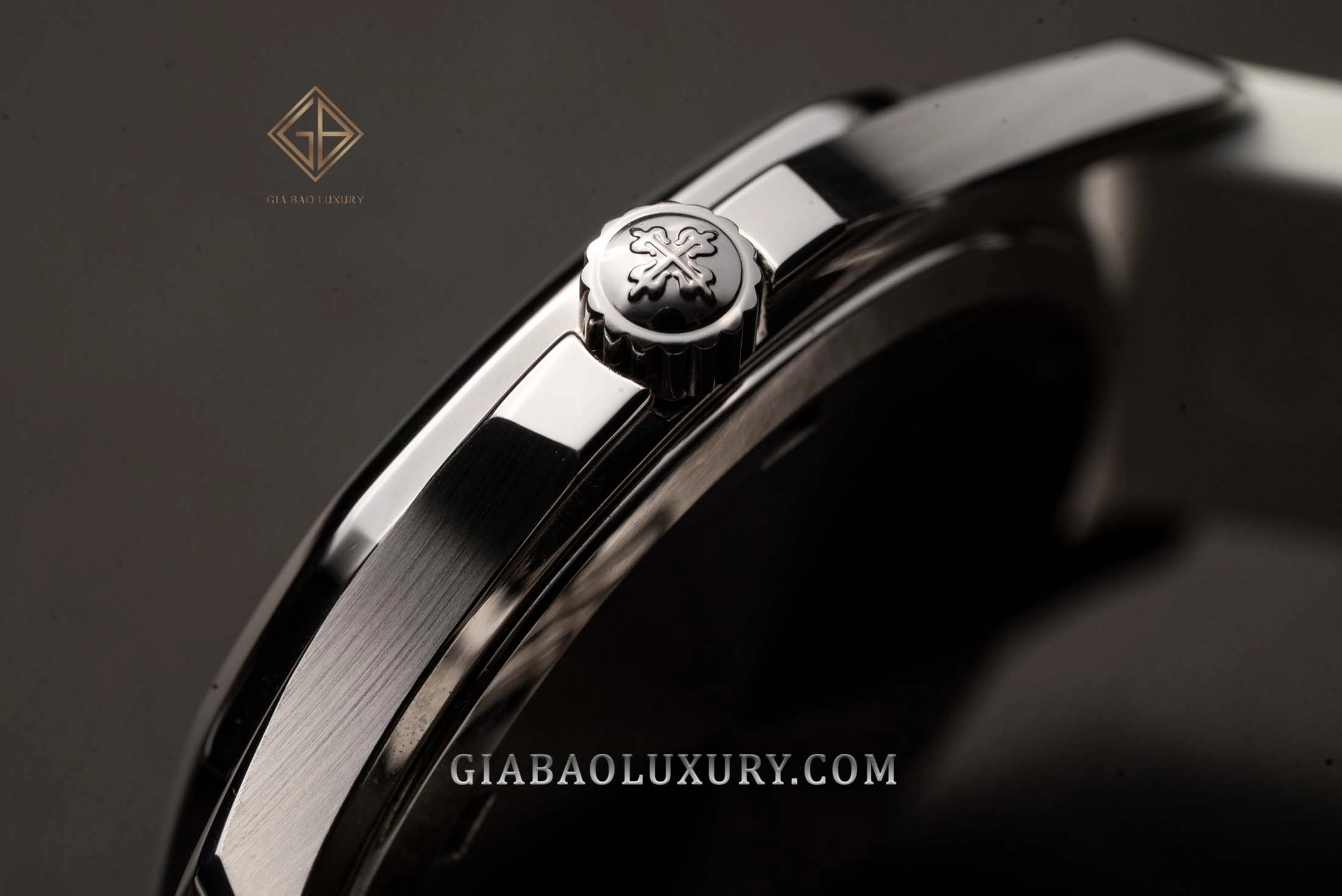 Patek Philippe Aquanaut Luce 5067A: Cạnh vỏ thép, núm vặn và độ ôm của dây composite