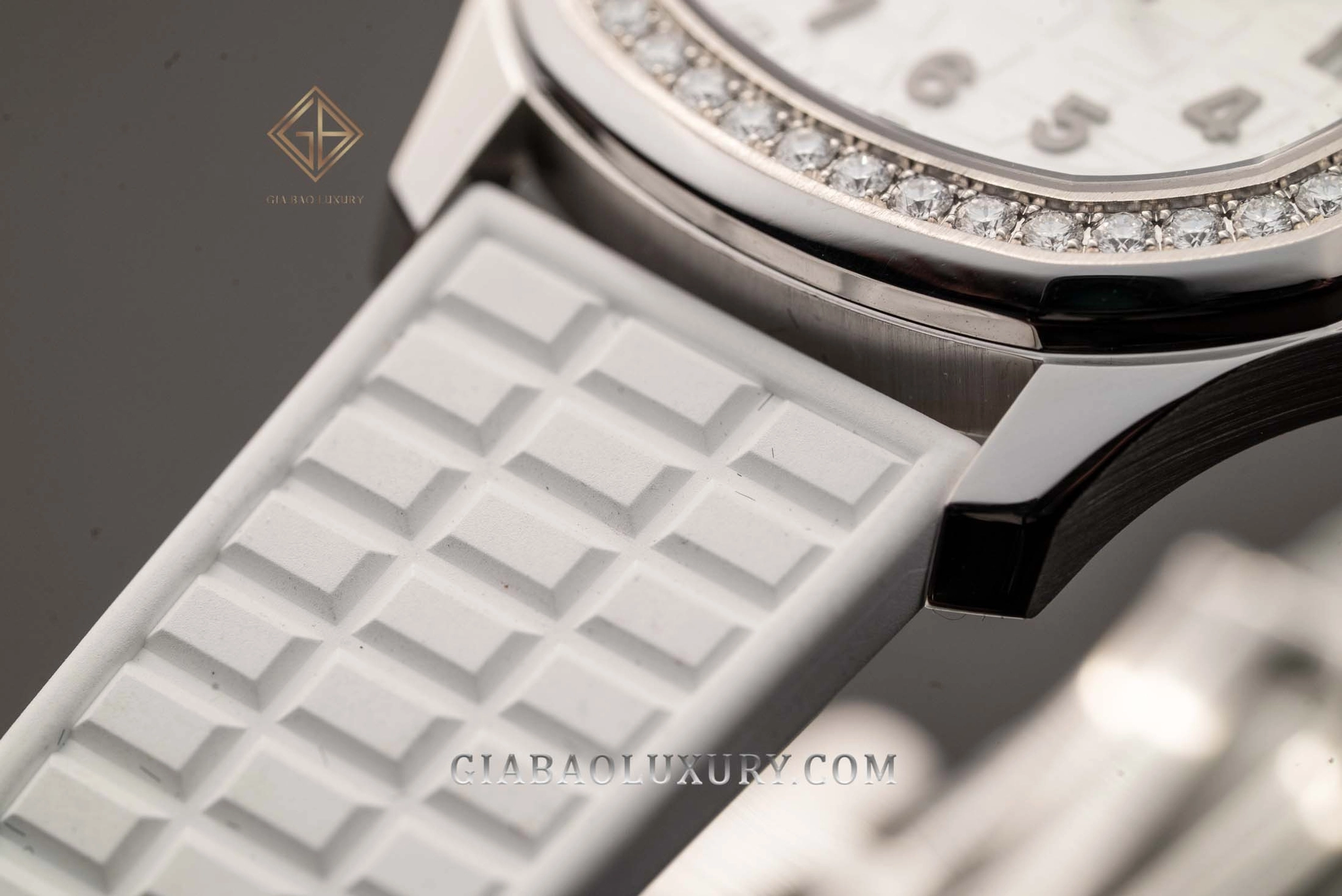 Patek Philippe Aquanaut Luce 5067A: Họa tiết dây composite tiếp nối mặt số Aquanaut