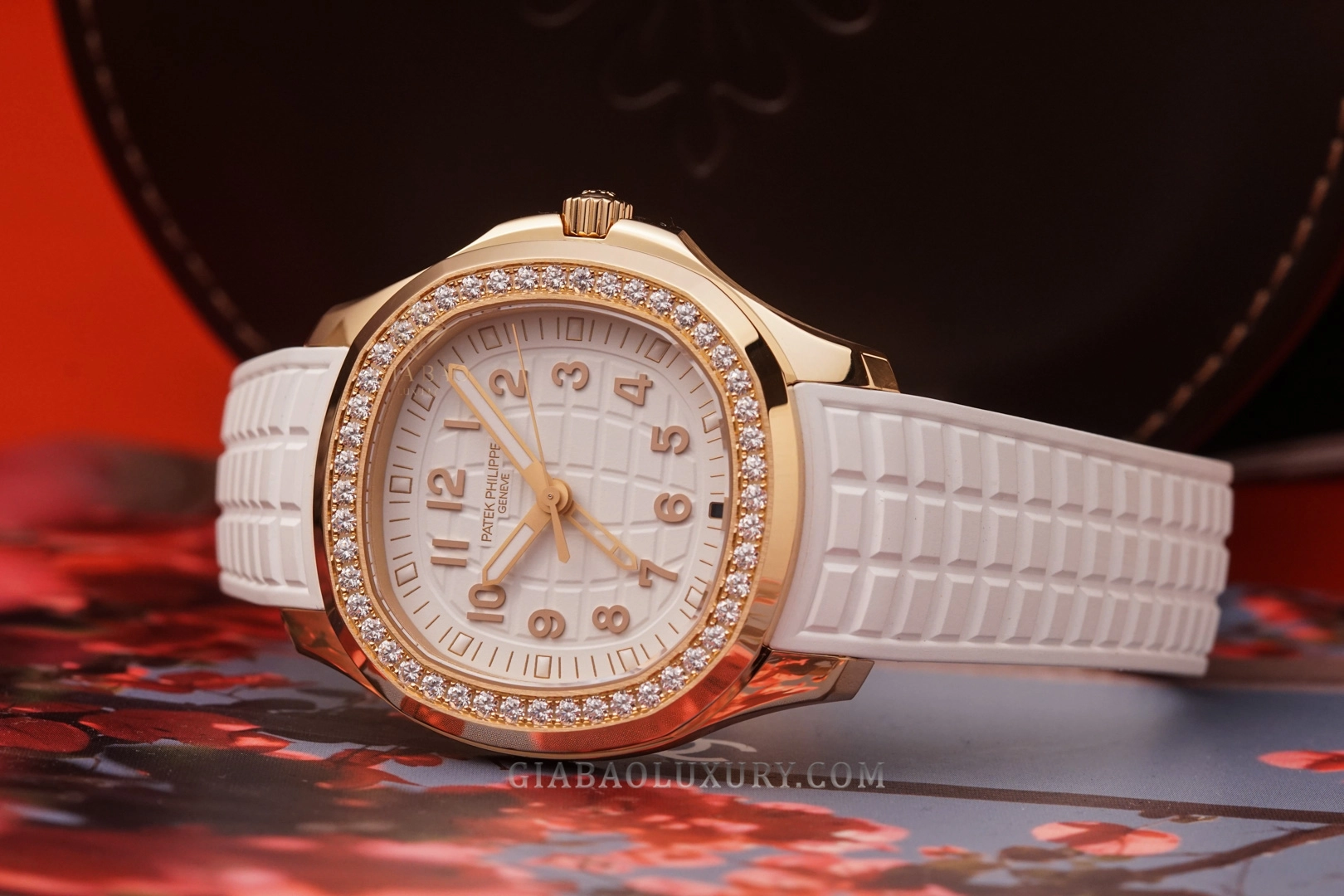 Patek Philippe Aquanaut Luce Travel Time 5269/200R-001: mặt số trắng có họa tiết Aquanaut
