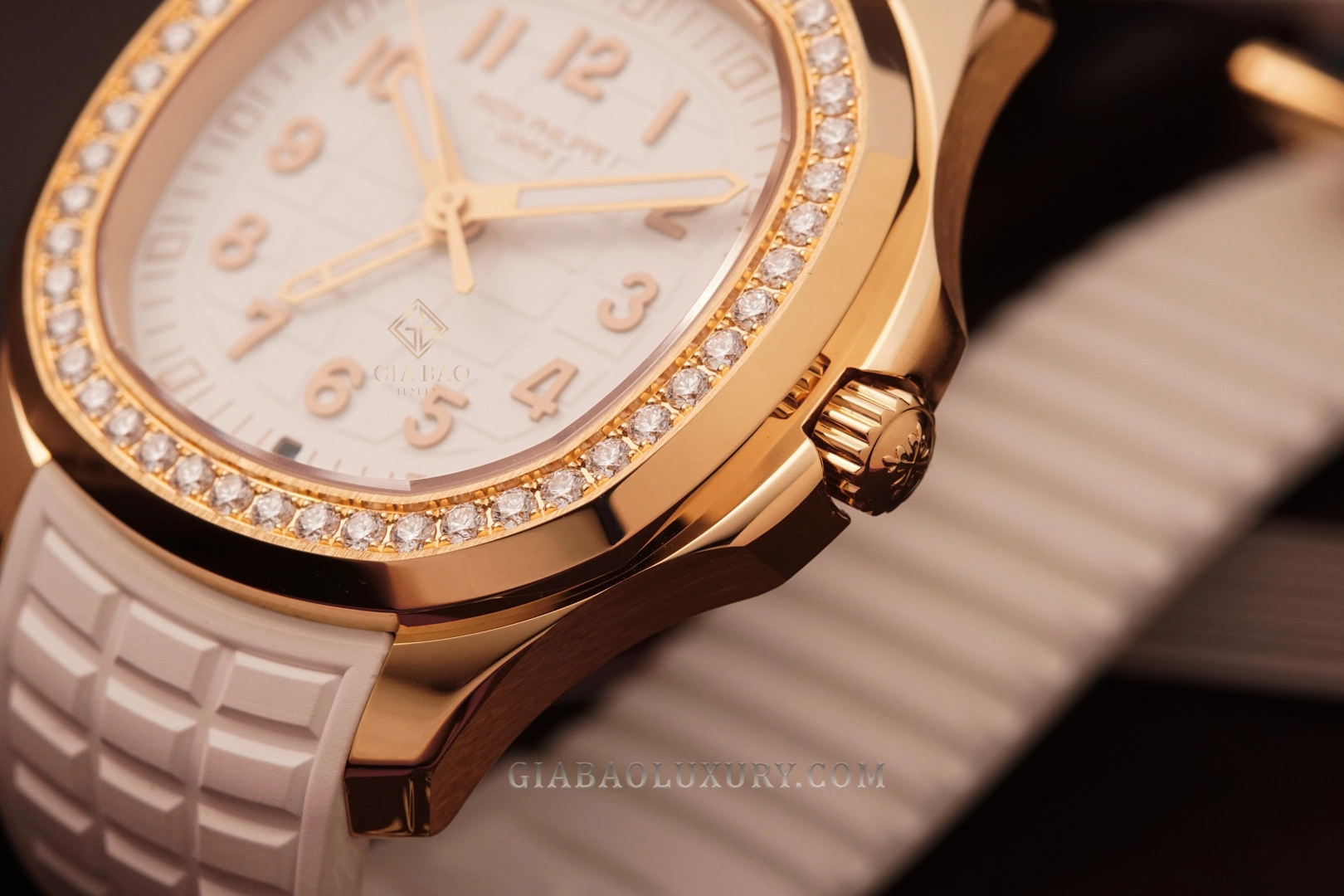 Patek Philippe Aquanaut Luce Travel Time 5269/200R-001: bố cục hai kim giờ Travel Time