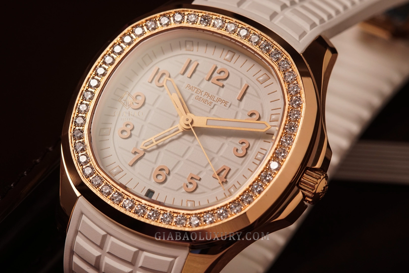 Patek Philippe Aquanaut Luce Travel Time 5269/200R-001: góc chụp chi tiết reference Aquanaut Luce
