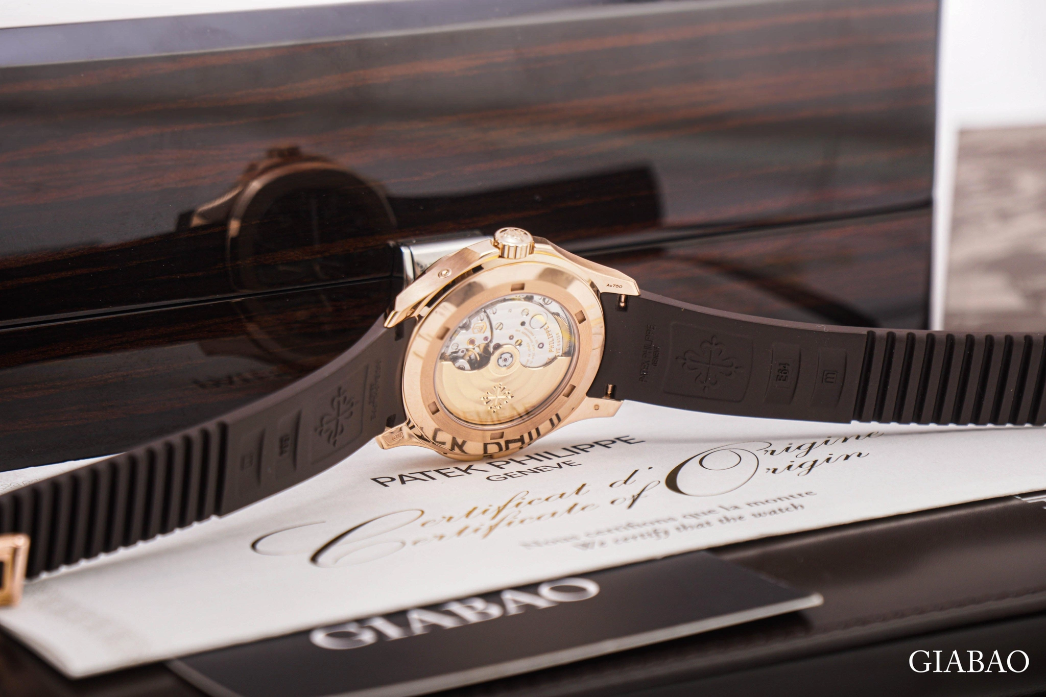 Patek Aquanaut Travel Time 5164R: vàng hồng GMT: Mặt số nâu dập nổi Aquanaut và hai kim giờ của Travel Time