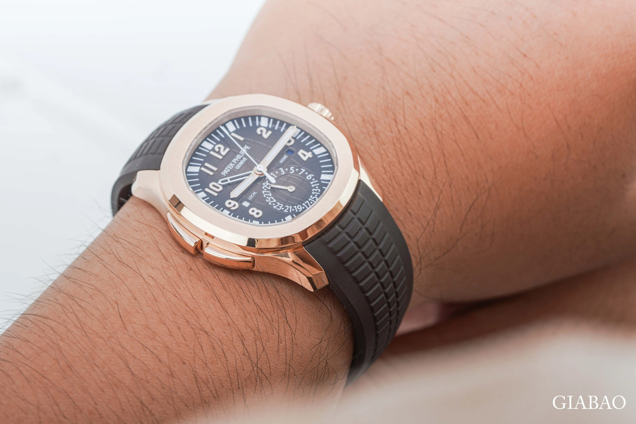Patek Aquanaut Travel Time 5164R: vàng hồng GMT: Hai nút chỉnh múi giờ ở cạnh trái của vỏ vàng hồng