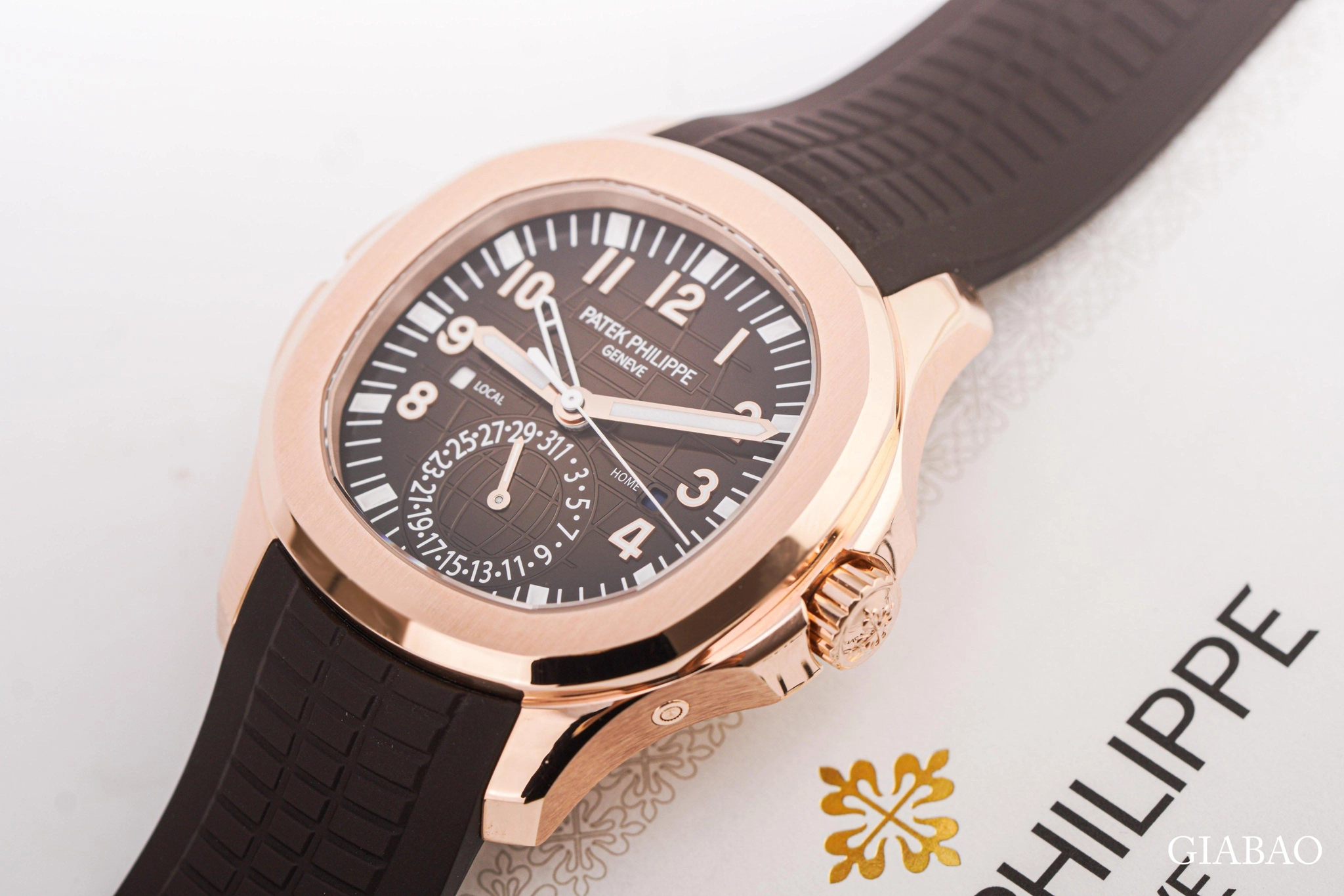 Patek Aquanaut Travel Time 5164R: vàng hồng GMT: Đáy sapphire quan sát bộ máy của chiếc trong tư liệu Gia Bảo