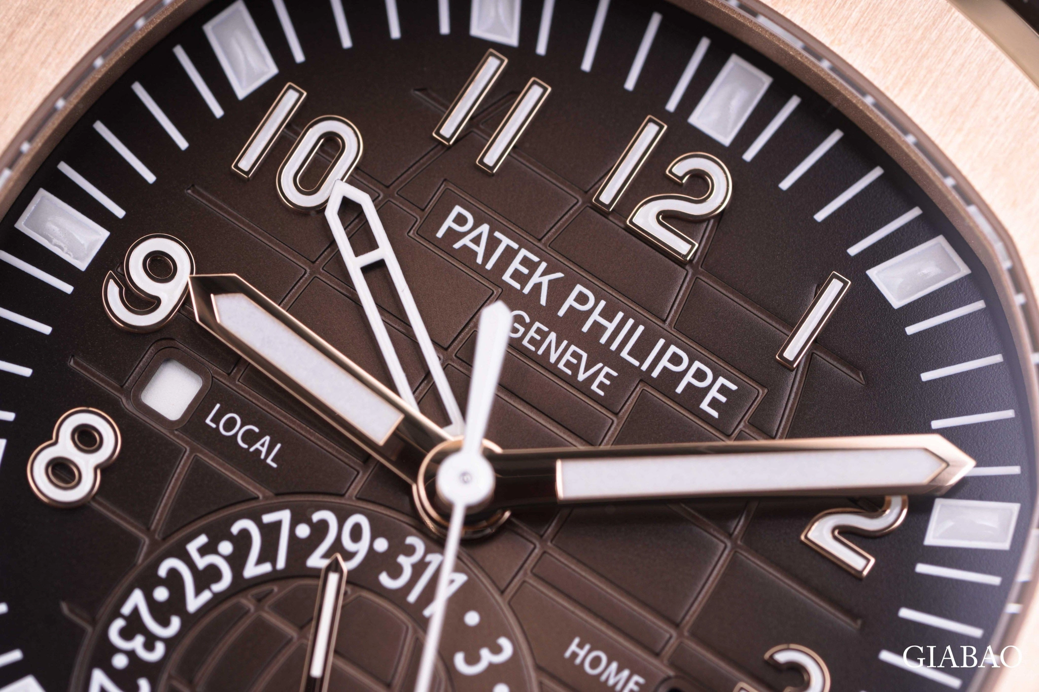 Patek Aquanaut Travel Time 5164R: vàng hồng GMT: Góc nghiêng thể hiện bề mặt chải xước và đánh bóng của vỏ