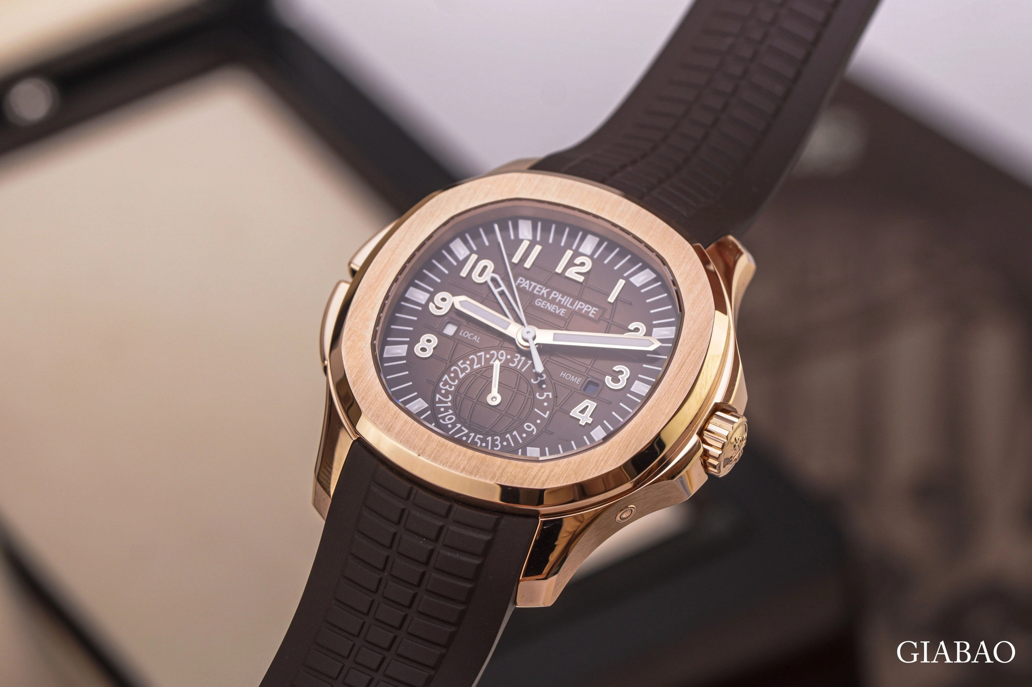 Patek Aquanaut Travel Time 5164R: vàng hồng GMT: Dây composite nâu có hoạ tiết đồng bộ với mặt số