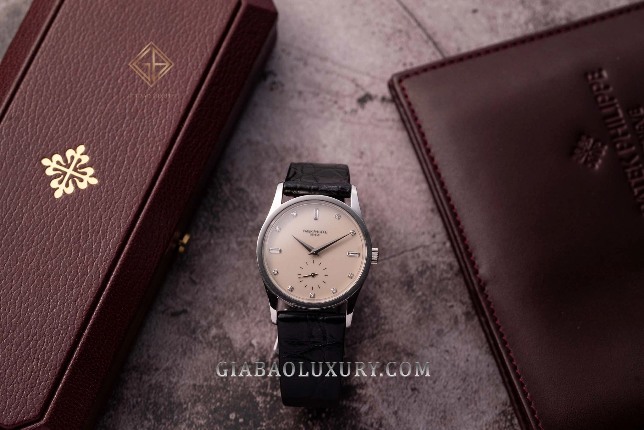 Patek Philippe Calatrava 3796P: Calatrava 3796P bằng platinum cùng hộp