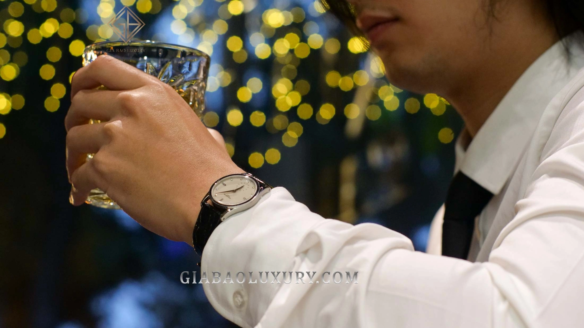 Patek Philippe Calatrava 3796P: Calatrava 3796P 31 mm trên cổ tay