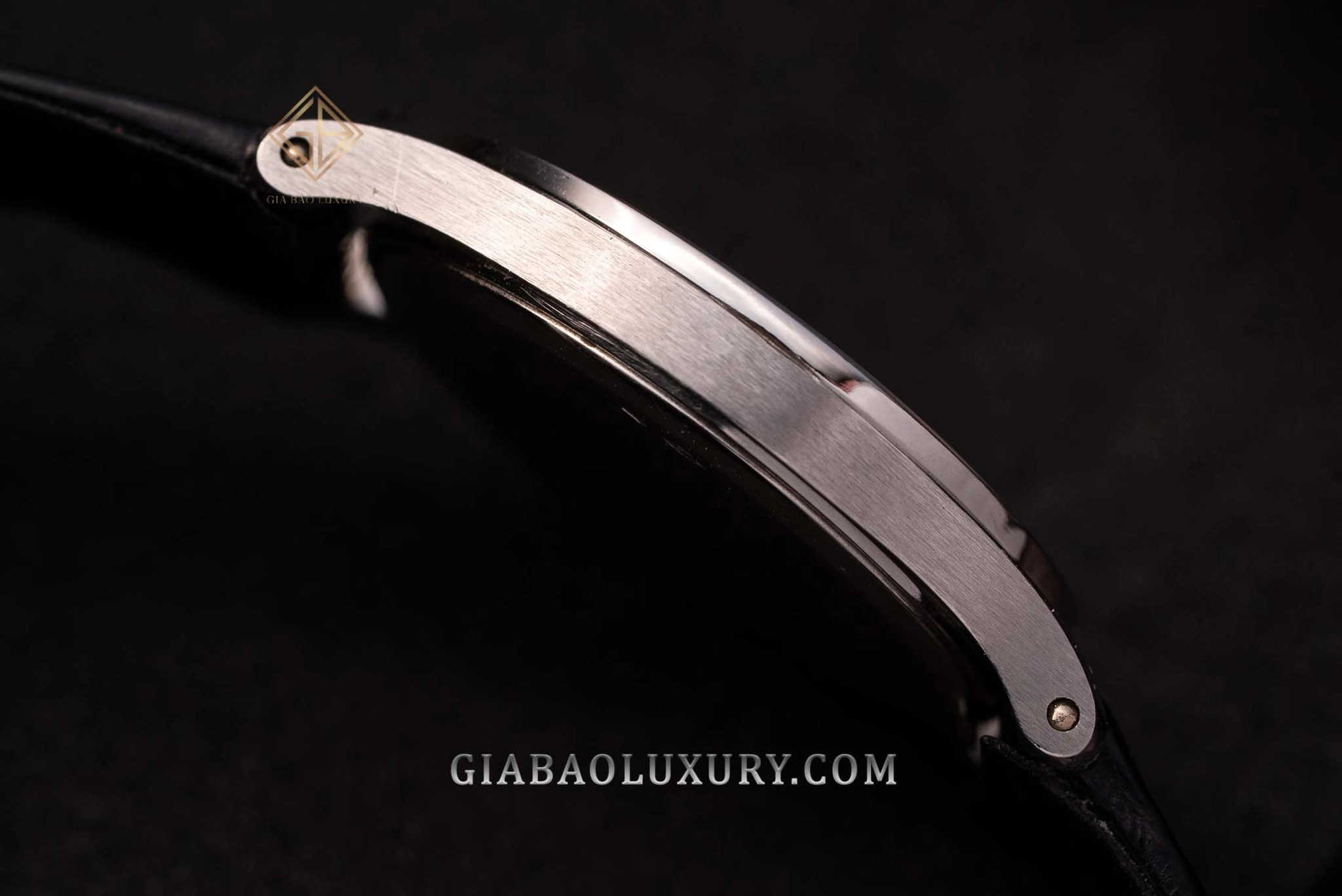 Patek Philippe Calatrava 3796P: cạnh vỏ, càng ngắn và dây da