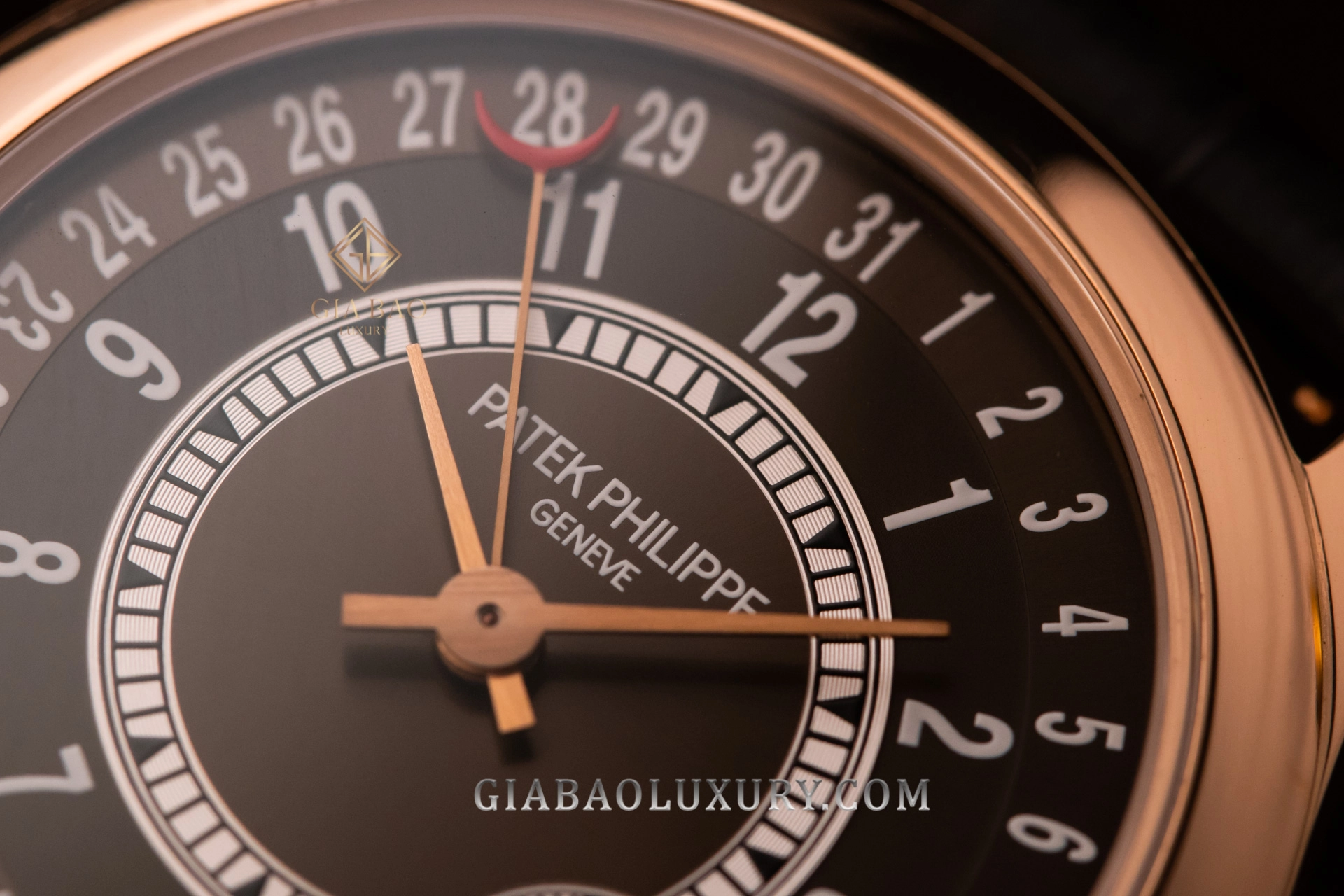 Patek Philippe Calatrava 5153 và 6000: Lịch kim ngoại vi của Calatrava 6000R