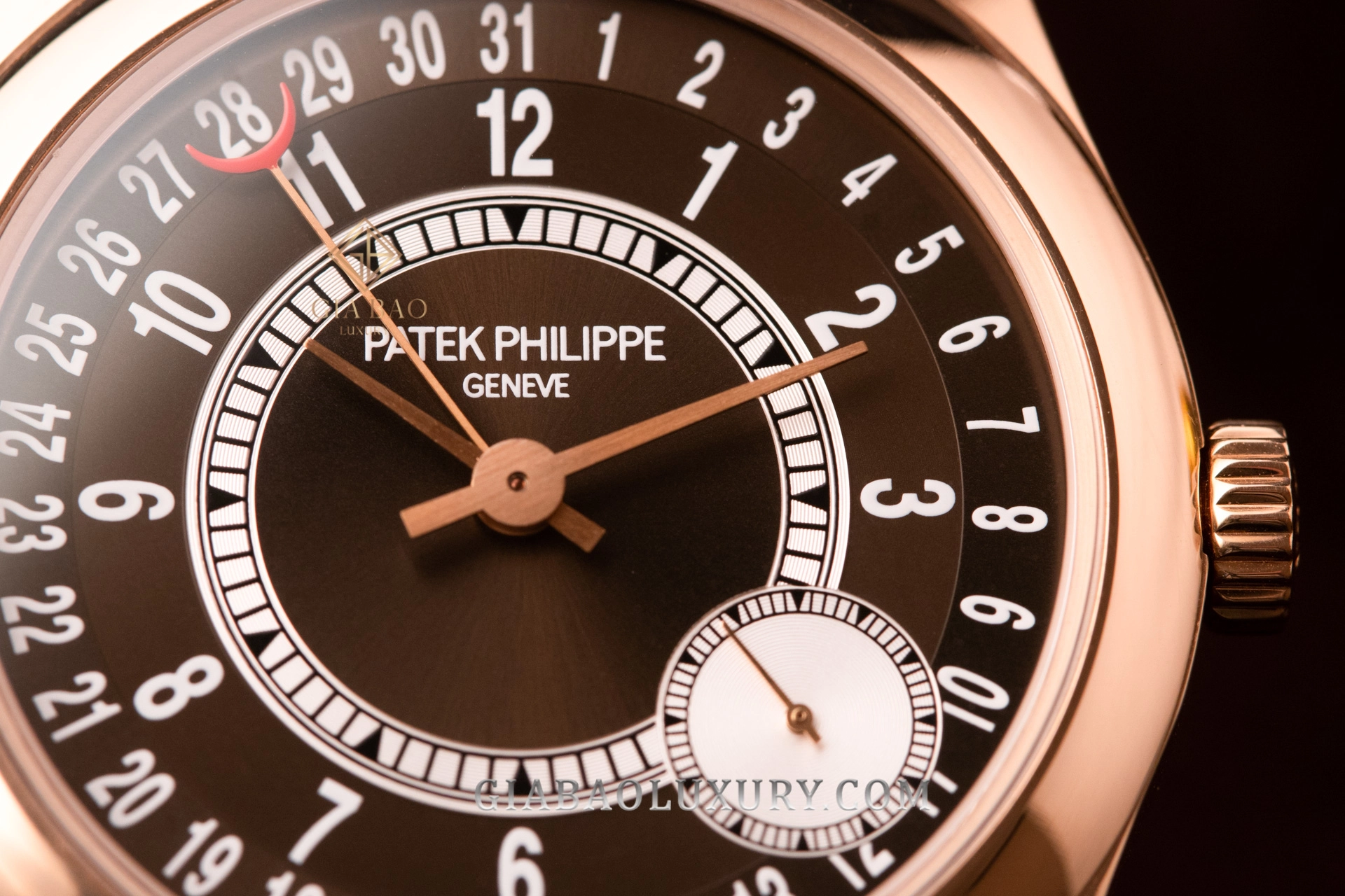 Patek Philippe Calatrava 5153 và 6000: Mặt số bất đối xứng và giây nhỏ của 6000R