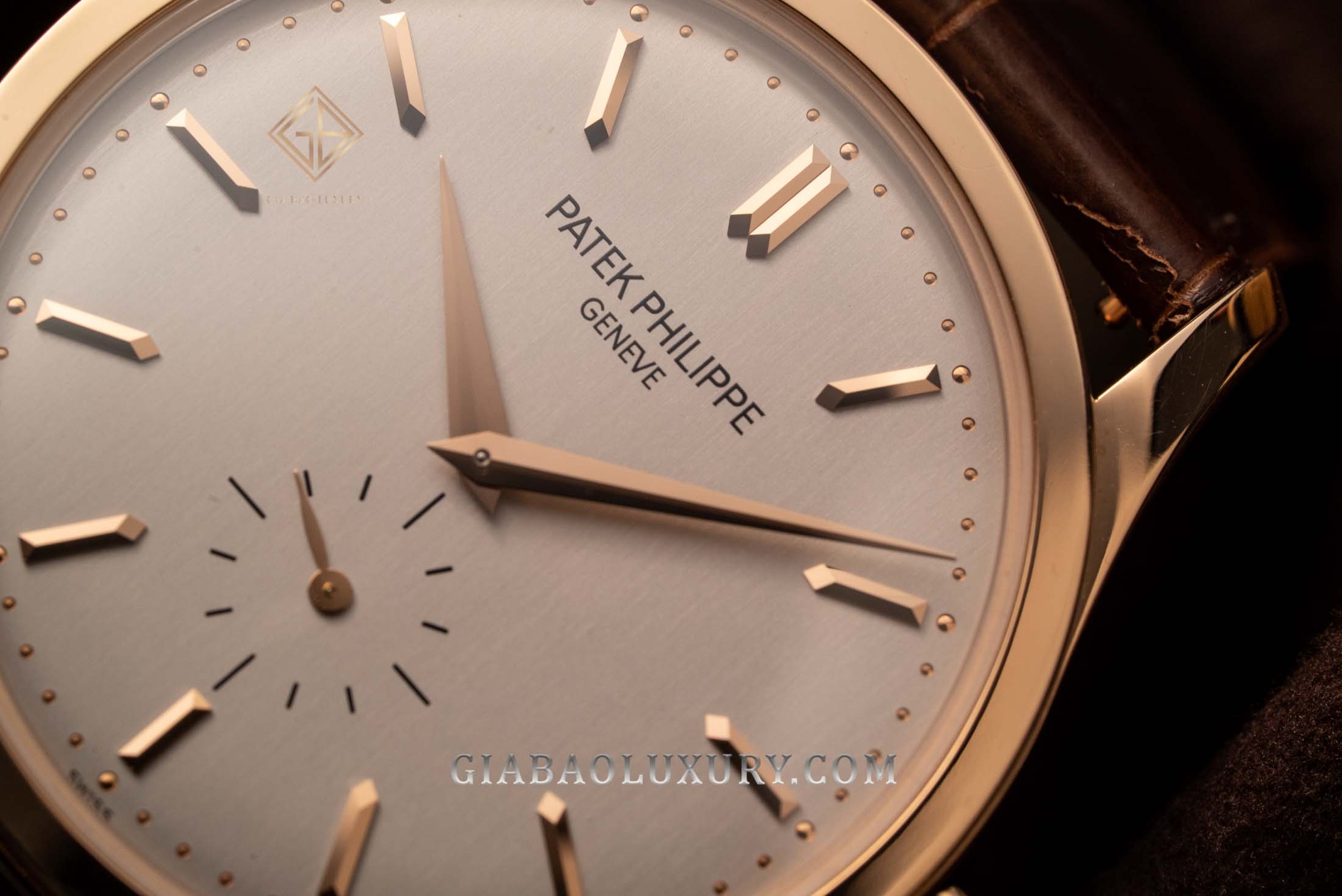 Patek Philippe Calatrava 5196R: tối giản với calibre 215 PS: mặt số Patek Philippe Calatrava 5196R nhìn gần