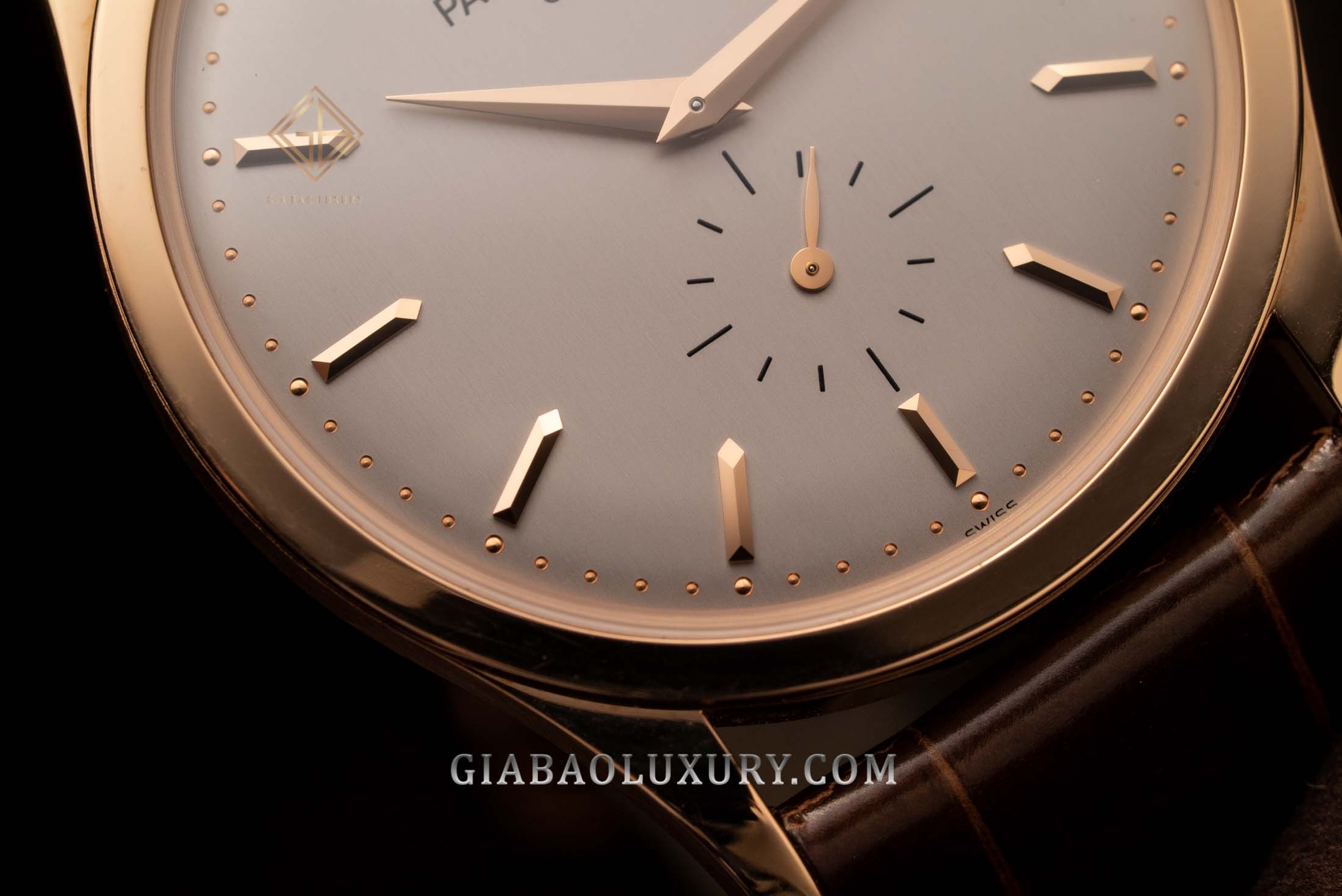 Patek Philippe Calatrava 5196R: tối giản với calibre 215 PS: bộ kim dauphine và mặt số giây nhỏ của Ref. 5196R