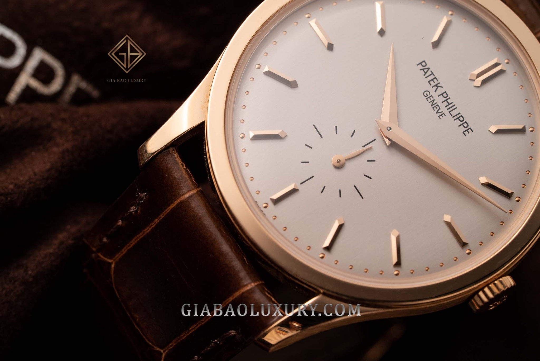 Patek Philippe Calatrava 5196R: tối giản với calibre 215 PS: vỏ vàng hồng cùng vành bezel mảnh