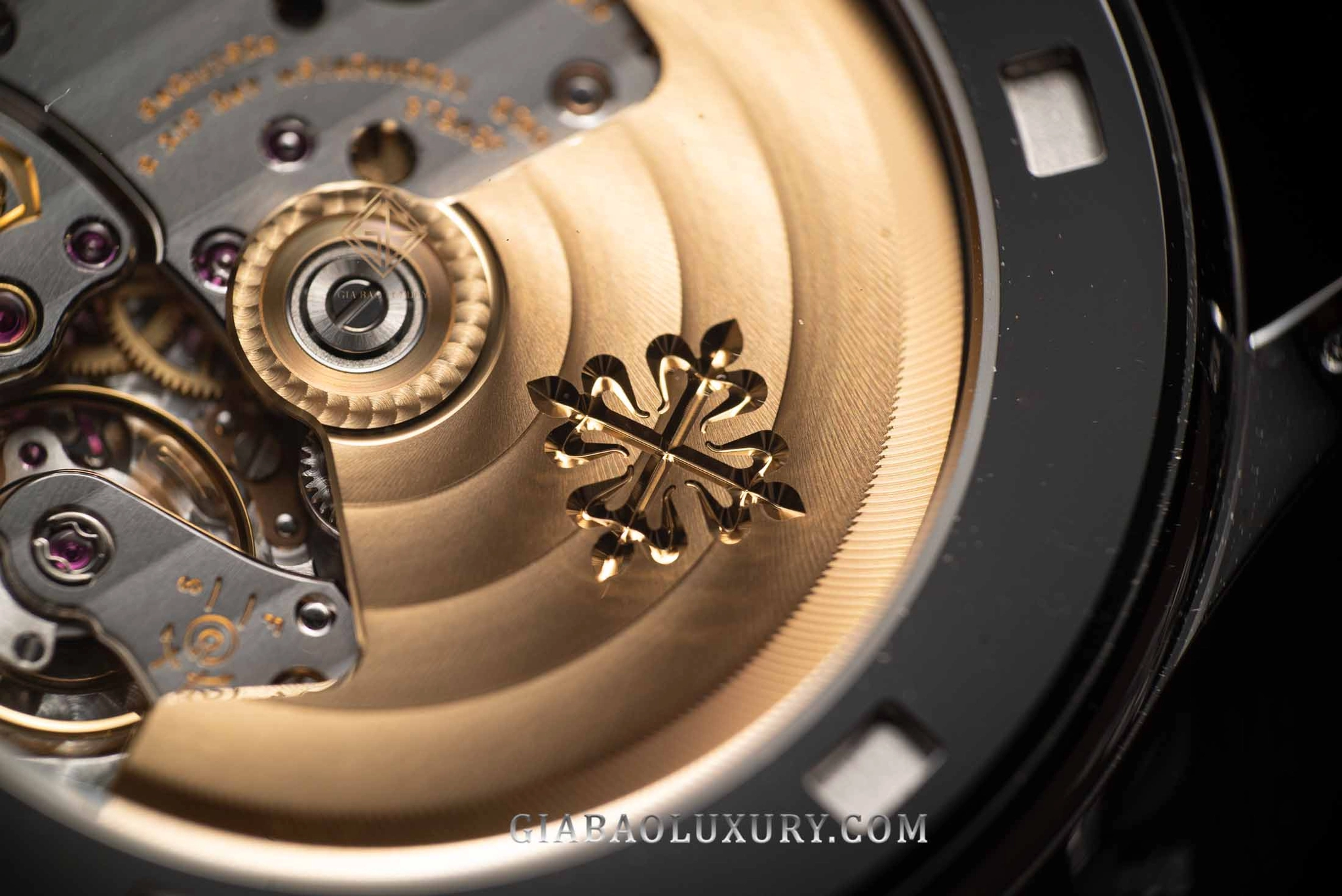 Patek Philippe Calatrava 5297G-001: mặt đáy sapphire và rotor của calibre 324 S C