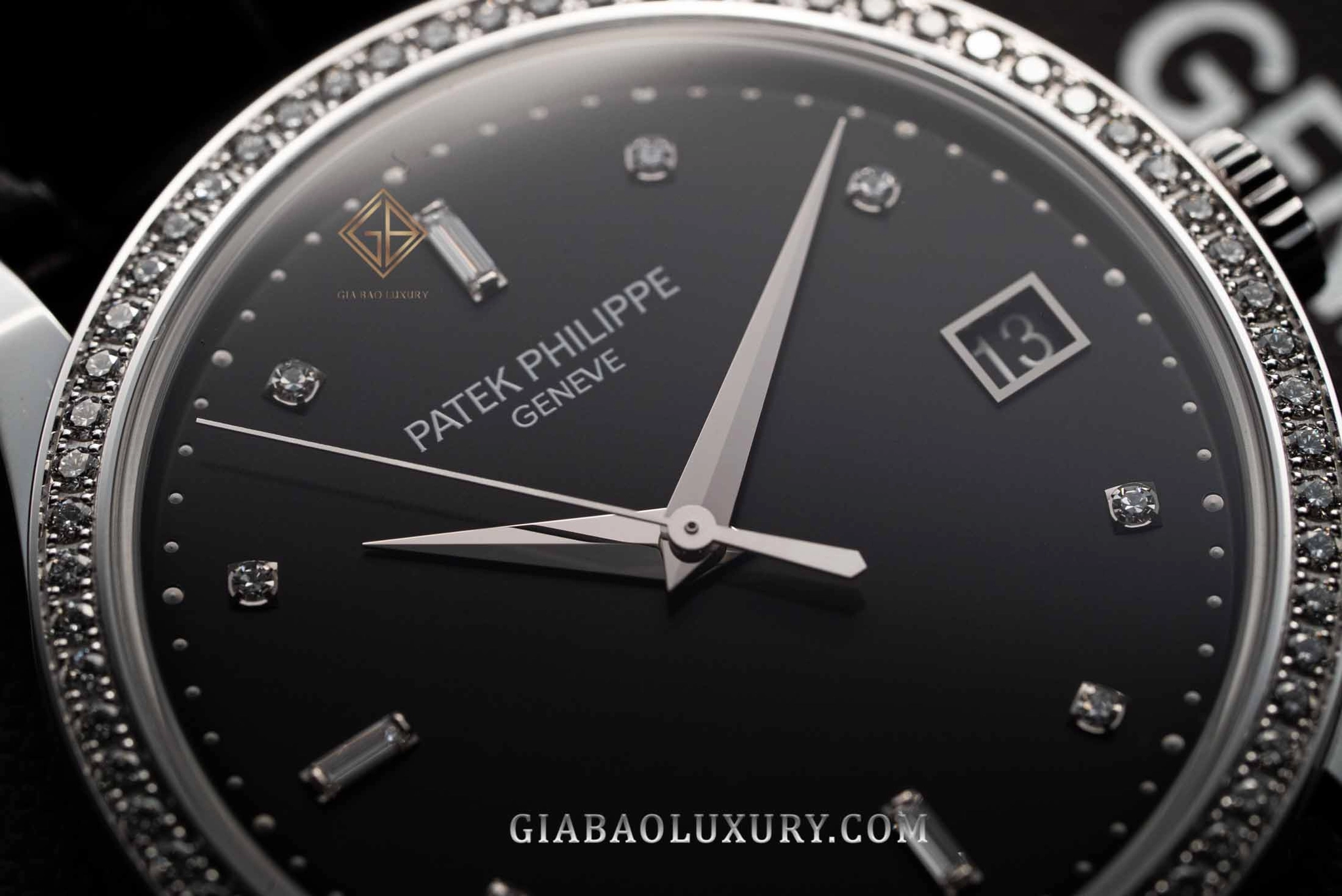 Patek Philippe Calatrava 5297G-001: mặt số đen, cọc kim cương và bezel nạm đá