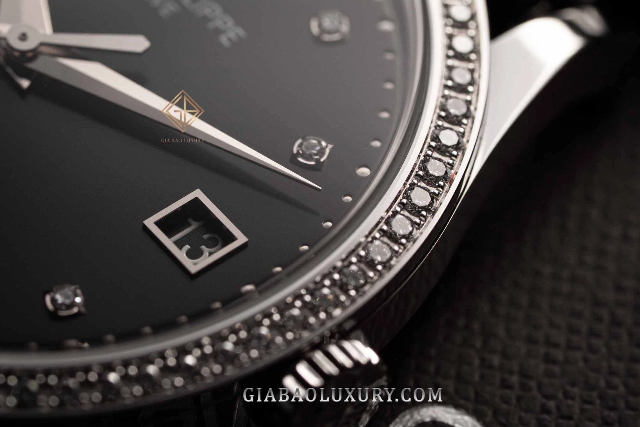 Patek Philippe Calatrava 5297G-001: ô lịch ngày cùng các cọc kim cương cắt baguette