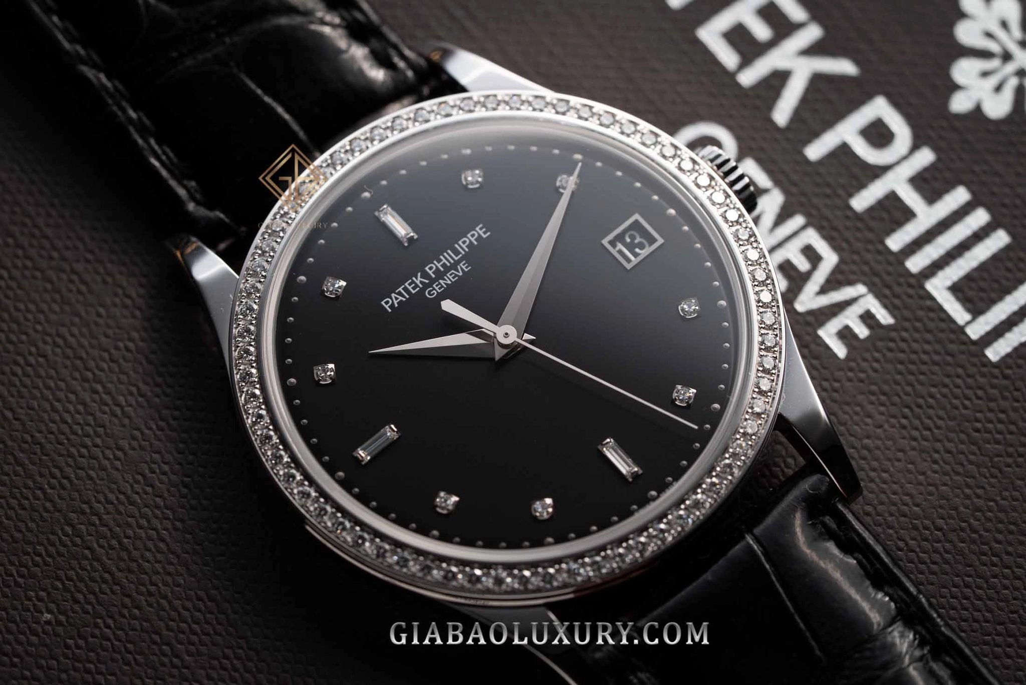 Patek Philippe Calatrava 5297G-001: toàn cảnh vỏ vàng trắng và dây da đen