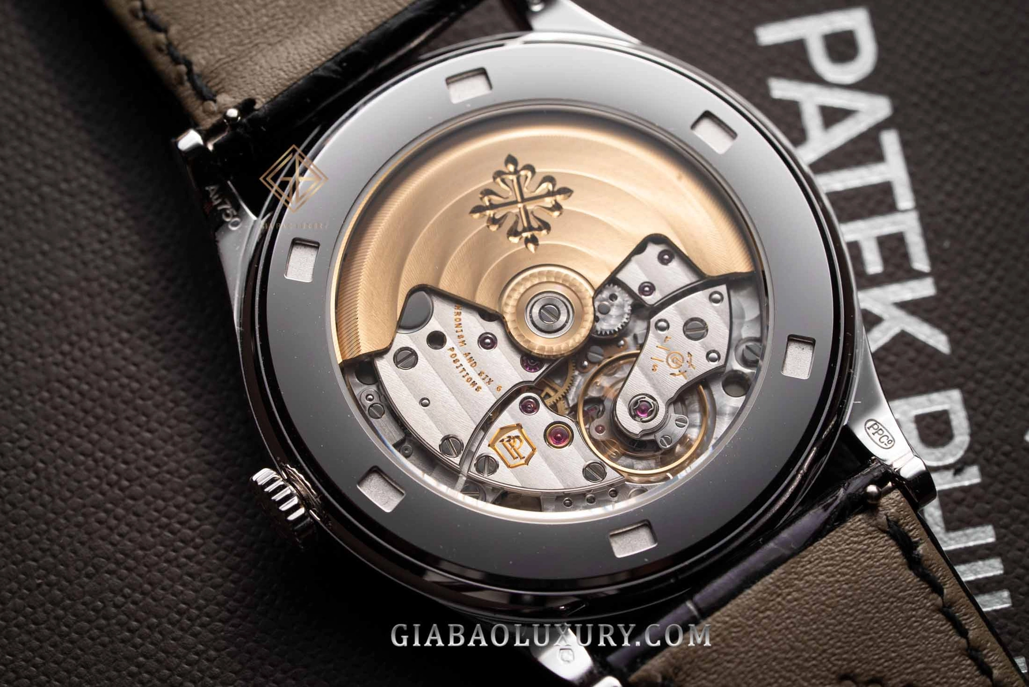 Patek Philippe Calatrava 5297G-001: calibre 324 S C quan sát qua đáy sapphire