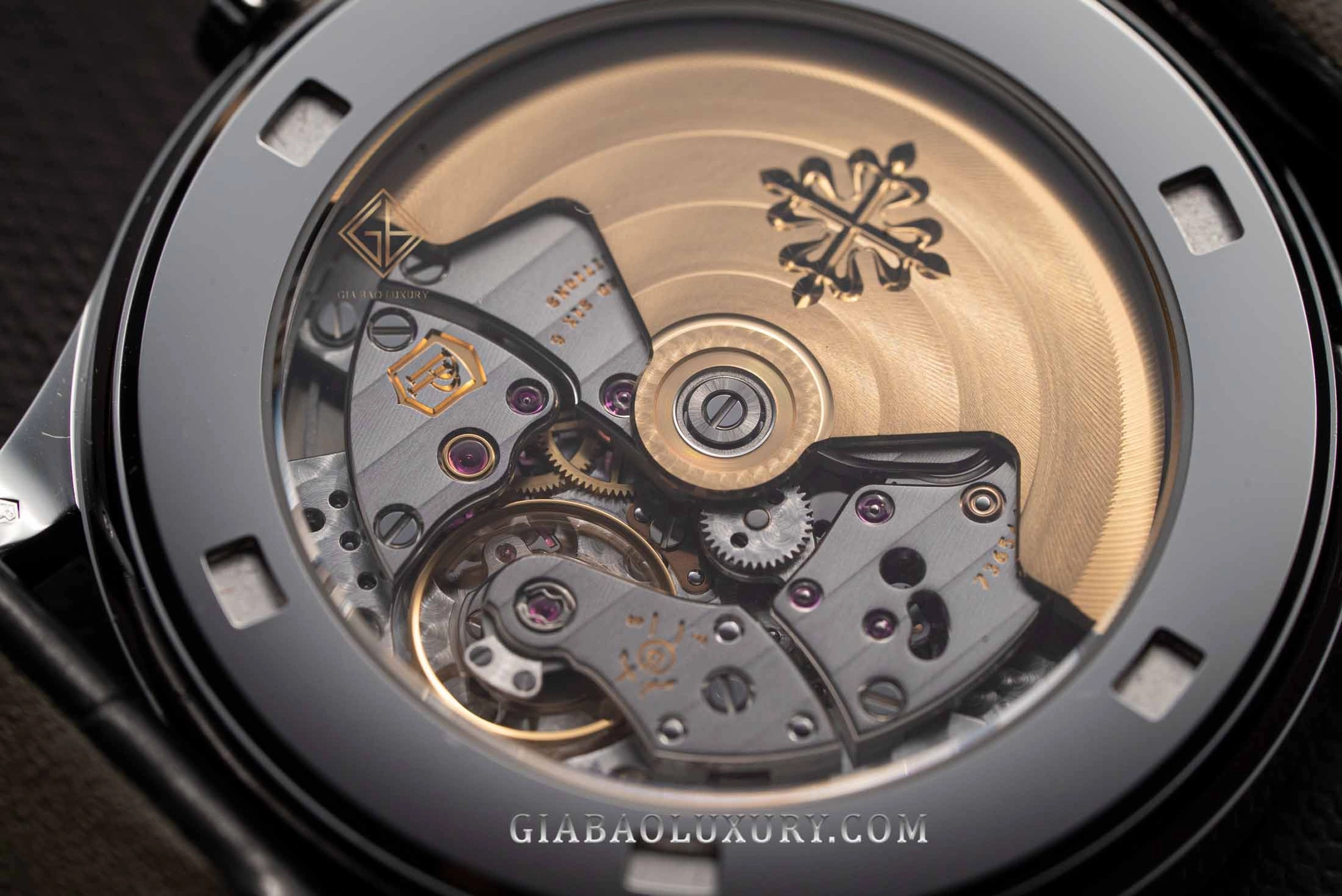 Patek Philippe Calatrava 5297G-001: cầu máy, rotor và các bề mặt hoàn thiện
