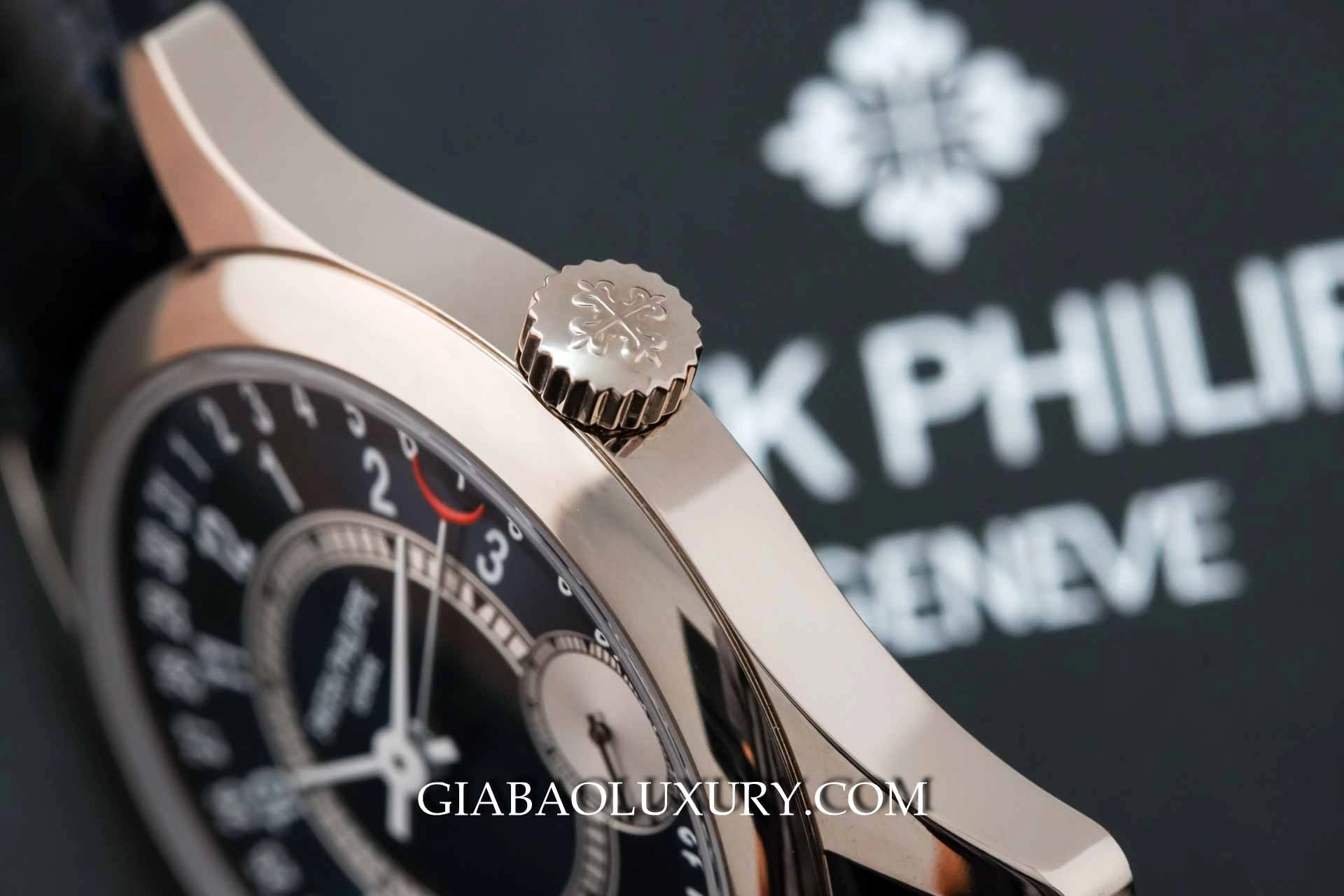 Patek Philippe Calatrava 6000G: lịch ngày dạng kim: cạnh vỏ vàng trắng và núm chỉnh
