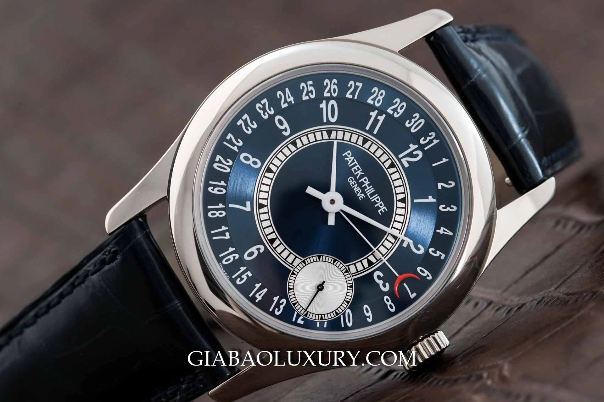 Patek Philippe Calatrava 6000G: lịch ngày dạng kim: mặt số xanh với lịch ngày ngoại vi