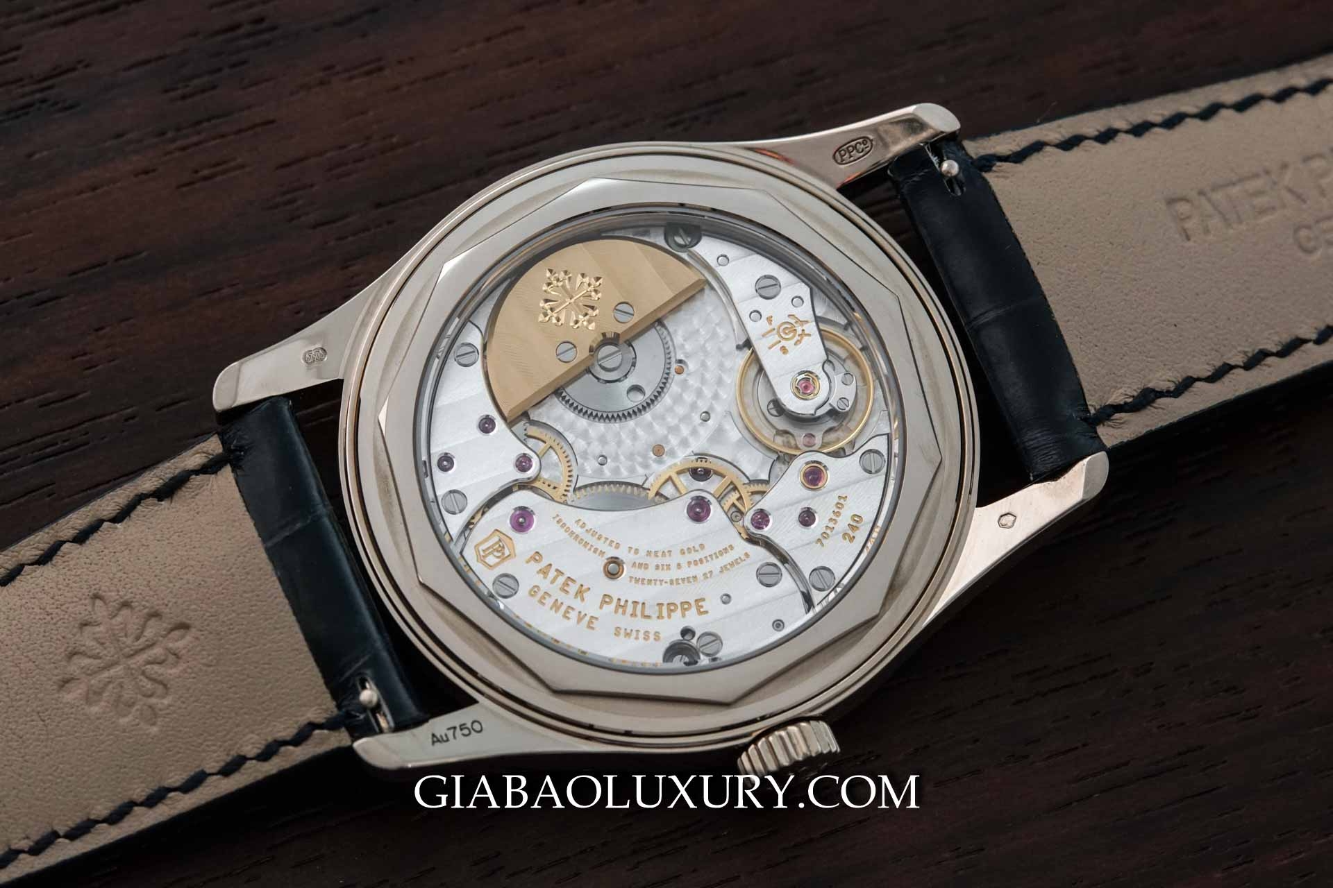 Patek Philippe Calatrava 6000G: lịch ngày dạng kim: mặt đáy sapphire của 6000G