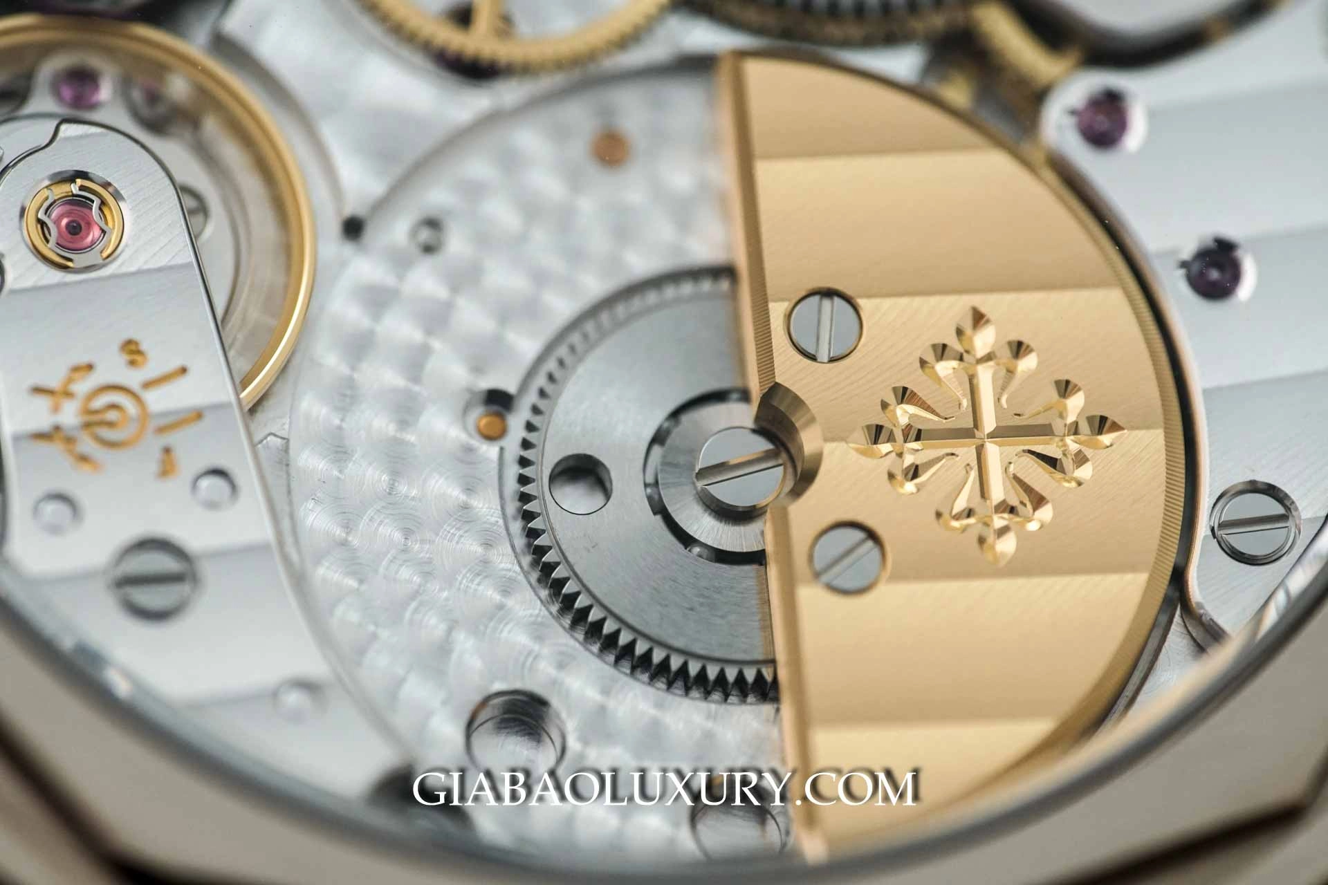 Patek Philippe Calatrava 6000G: lịch ngày dạng kim: rotor vàng và calibre 240 PS C