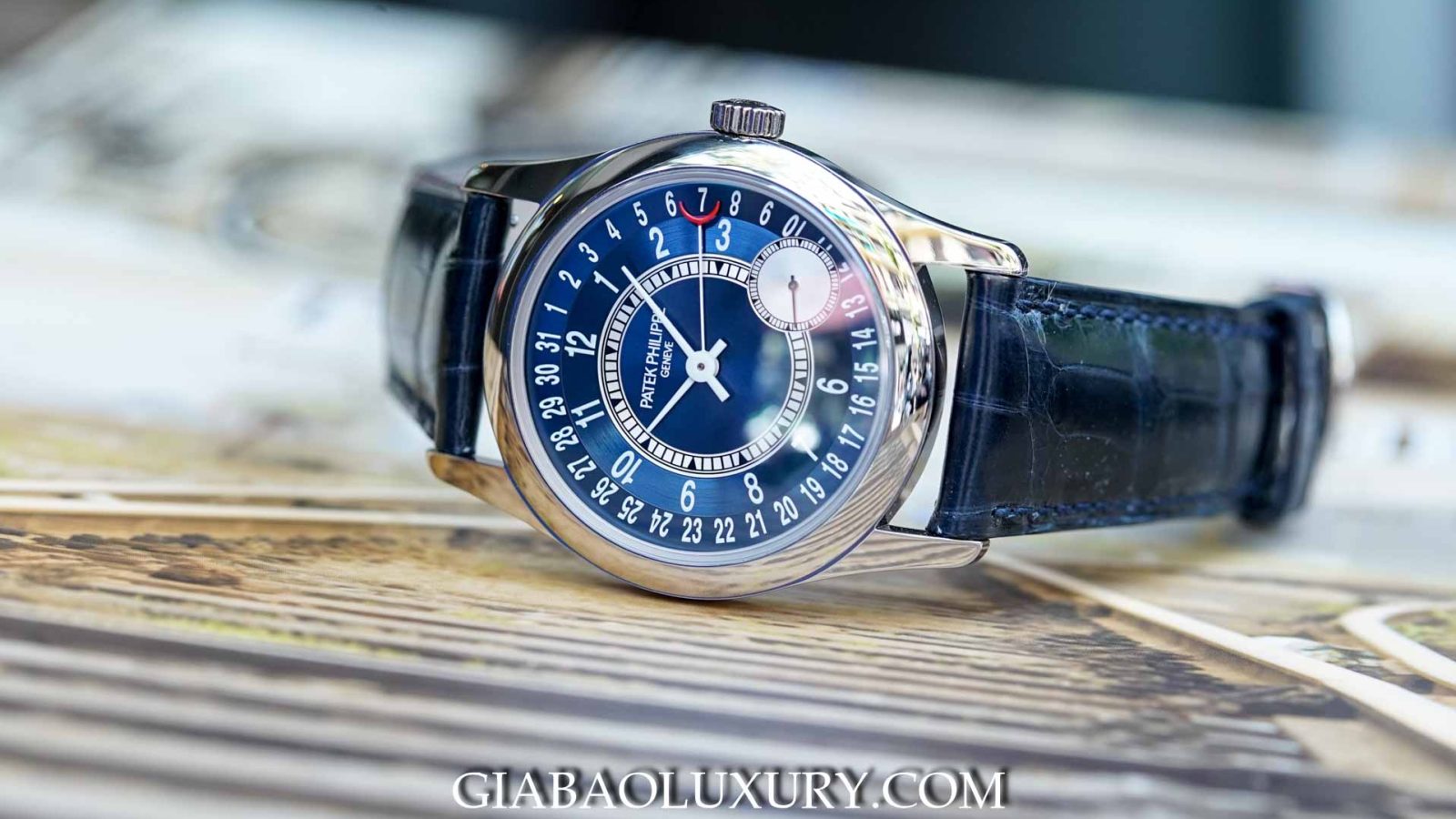 Patek Philippe Calatrava 6000G: lịch ngày dạng kim