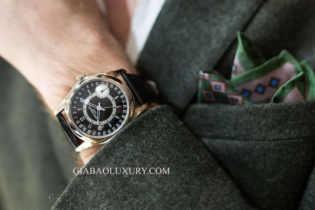 Patek Philippe Calatrava 6006G-001: Mặt số bốn vùng và lịch kim ngoại vi