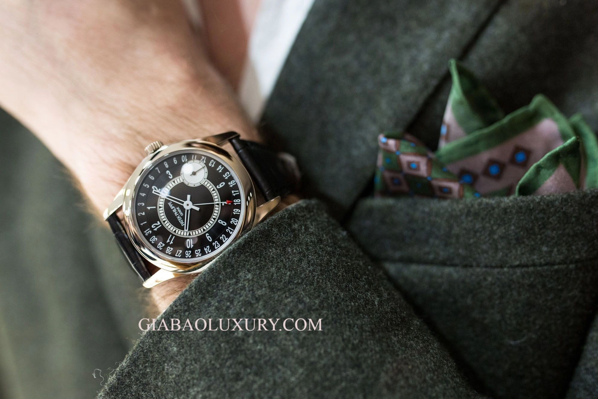 Patek Philippe Calatrava 6006G-001: Mặt số bốn vùng và lịch kim ngoại vi