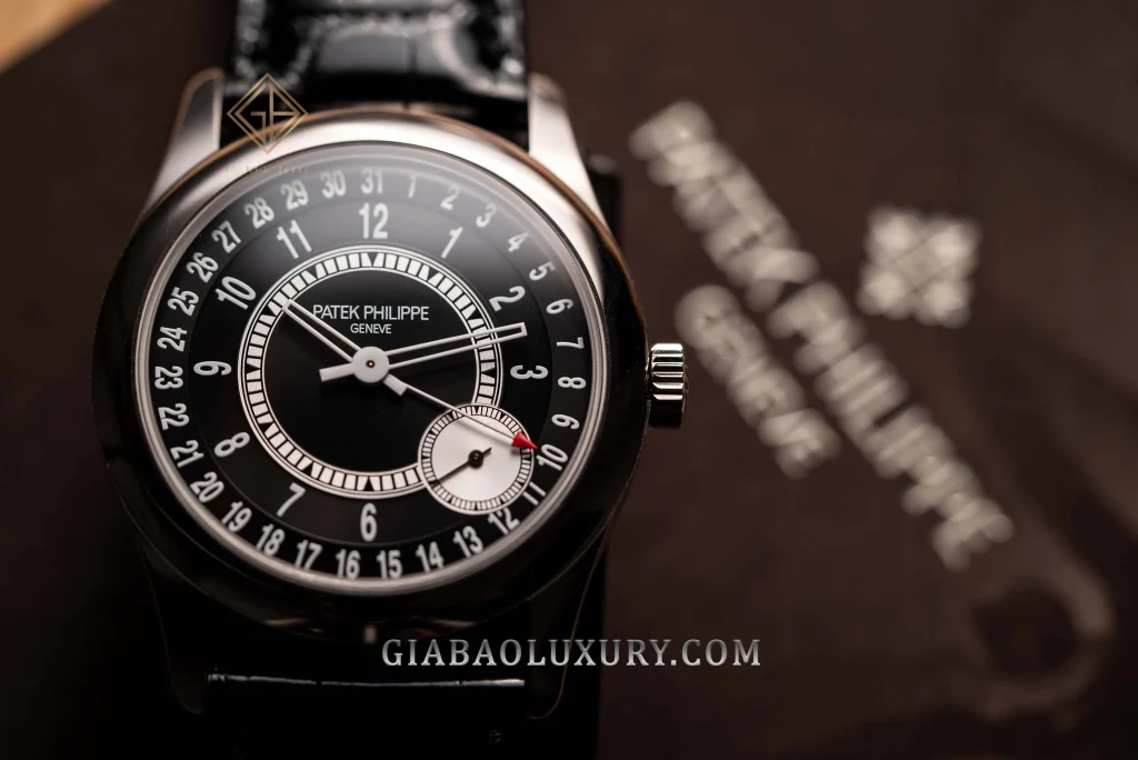 Patek Philippe Calatrava 6006G-001: Giây nhỏ lệch tâm giữa 4 và 5 giờ