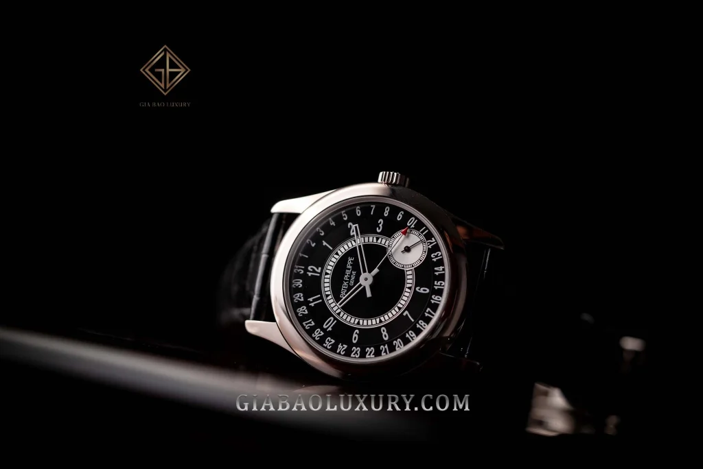 Patek Philippe Calatrava 6006G-001: Vỏ vàng trắng 39 mm và càng dây