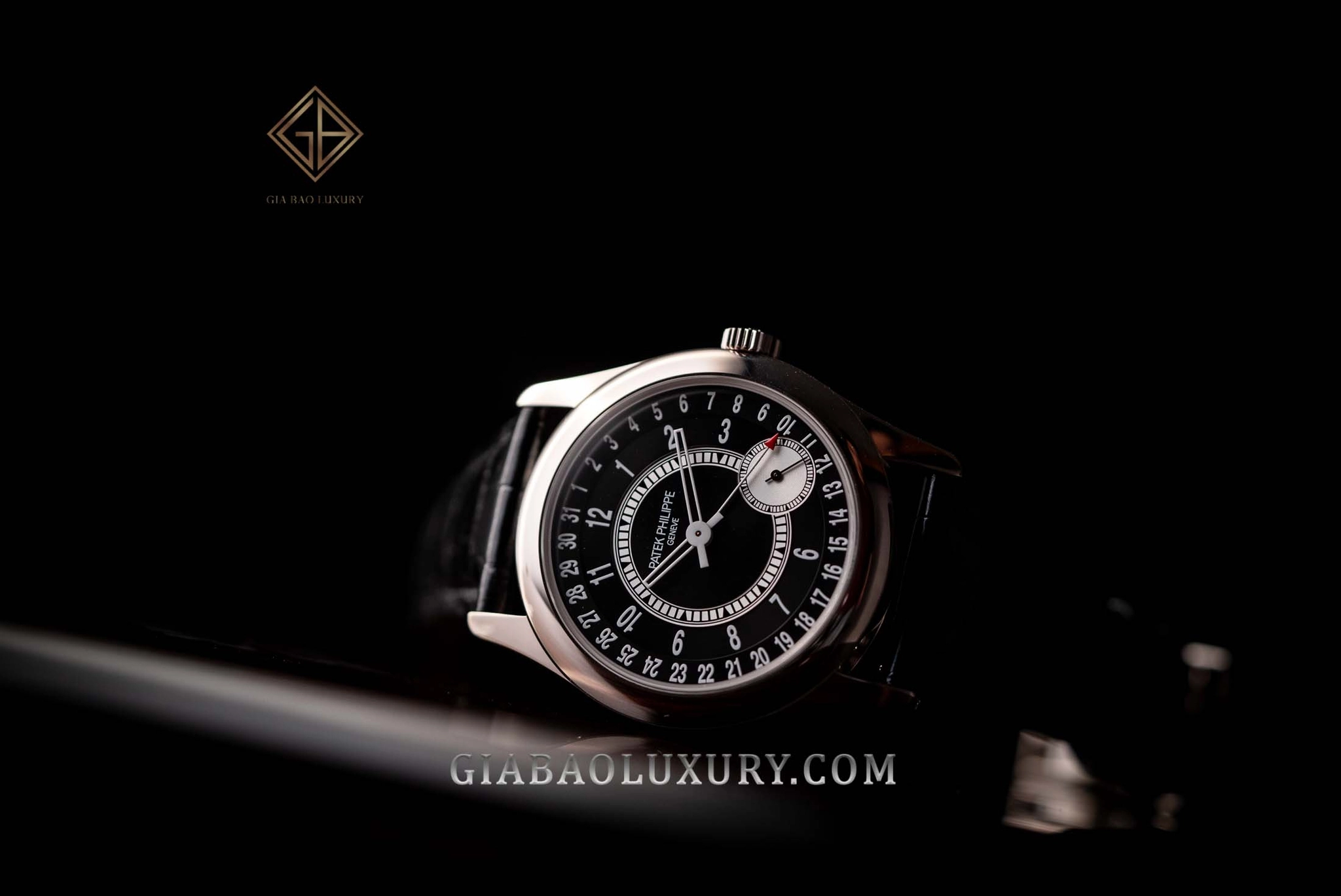 Patek Philippe Calatrava 6006G-001: Vỏ vàng trắng 39 mm và càng dây