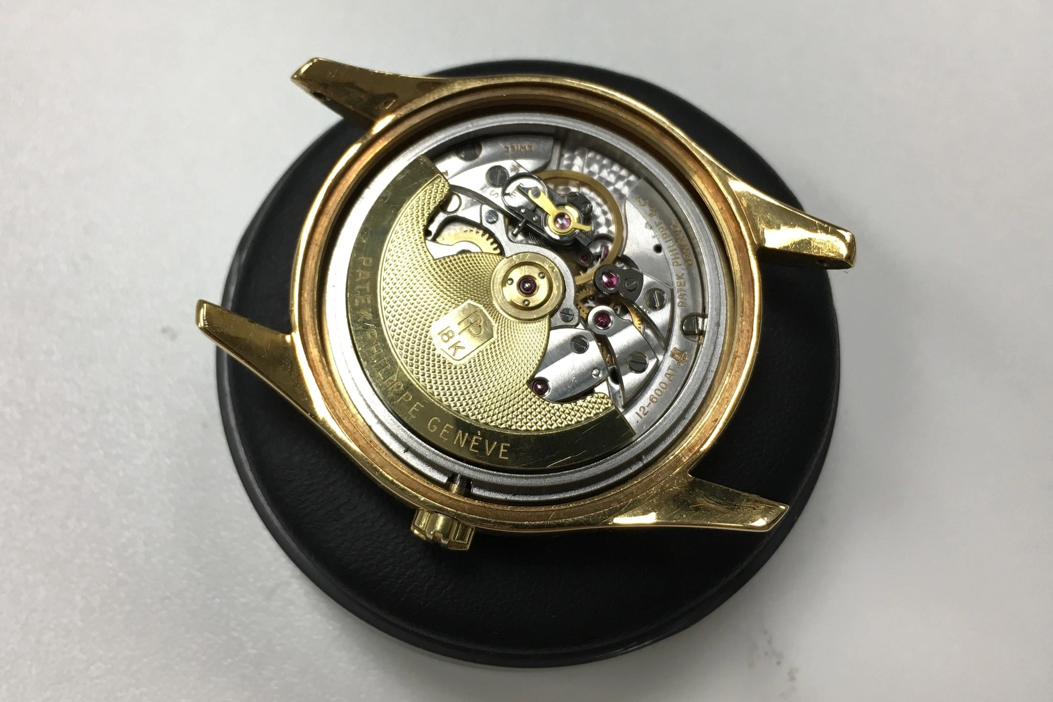 Patek Philippe Calatrava: lịch sử và cấu trúc: bộ máy lên cót tay trong một Calatrava lịch sử