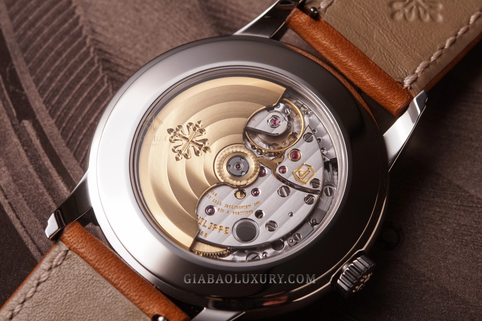 Patek Philippe Calatrava Weekly Calendar 5212A: cửa sổ ngày ở góc 3 giờ